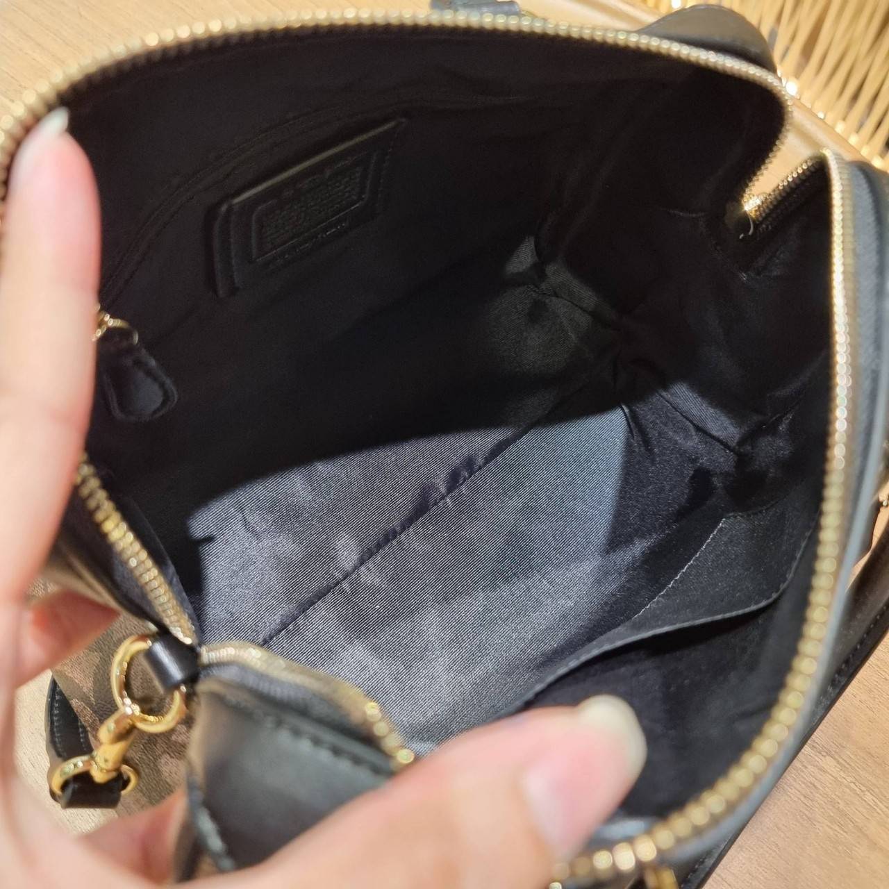 COACH F32203 MINI BENNETT SATCHEL IN SIGNATURE CANVAS กลับมาอีกครั้ง!! กับกระเป๋าทรงหมอนยอดฮิต 🥳 มีกี่สีก็ขายหมด วัสดุหนังแคนวาสเคลือบลาย ทรงสวยใช้งานได้ทุกโอกาส ภายในโล่งกว้างใส่ของได้เยอะ มีหูจับในตัว และสายสะพาย crossbody ปรับได้ตามตัว ใบนี้ไม่