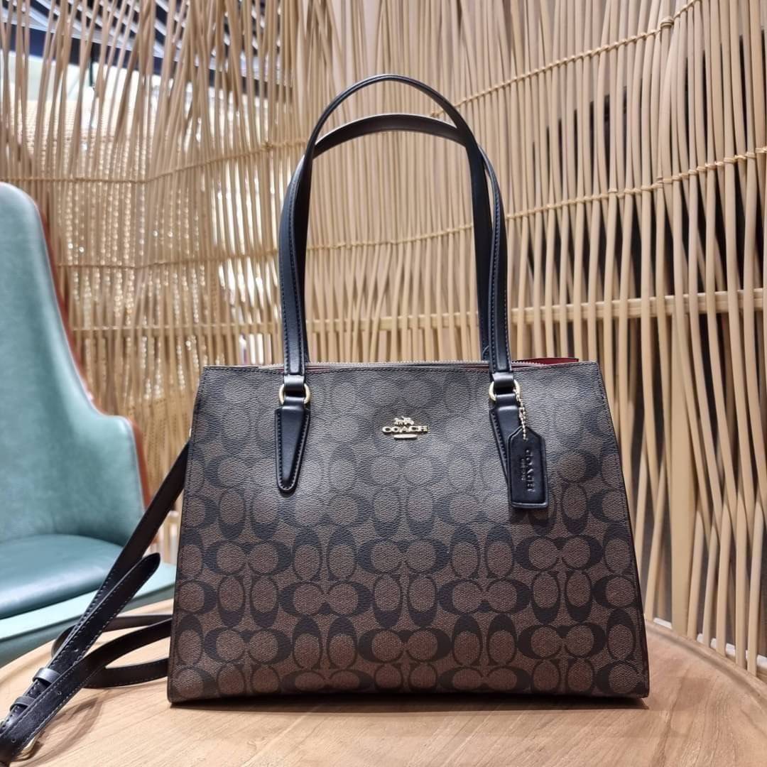 COACH C4075 TATUM CARRYALL IN SIGNATURE CANVAS คอลเลคชั่นใหม่ล่าสุด จัดมาให้ได้สวยก่อนใคร สวยหรูทุกสี!! ลุคผู้ดีต้องมาอีกหนึ่ง กระเป๋าสะพายทรงสวย ที่มาพร้อมสายสะพายไหล่ในตัว และสายครอสบอดี้สำหรับสะพายข้าง วัสดุหนัง crossgrain สวยคมมากๆ ตัวกระเป๋าถูกแบ่งเป