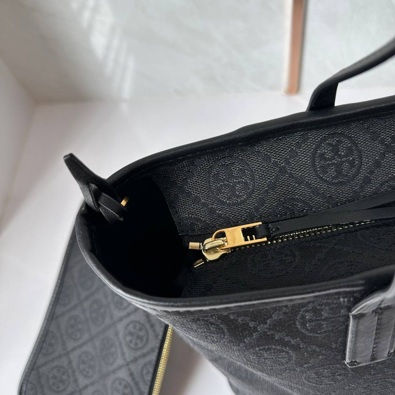 TORY BURCH T MONOGRAM SMALL ZIP TOTE (ใบเล็ก) กระเป๋าทรงโท้ทพร้อมกระเป๋าใบเล็ก วัสดุผ้าแจ็คการ์ดตัดขอบหนัง