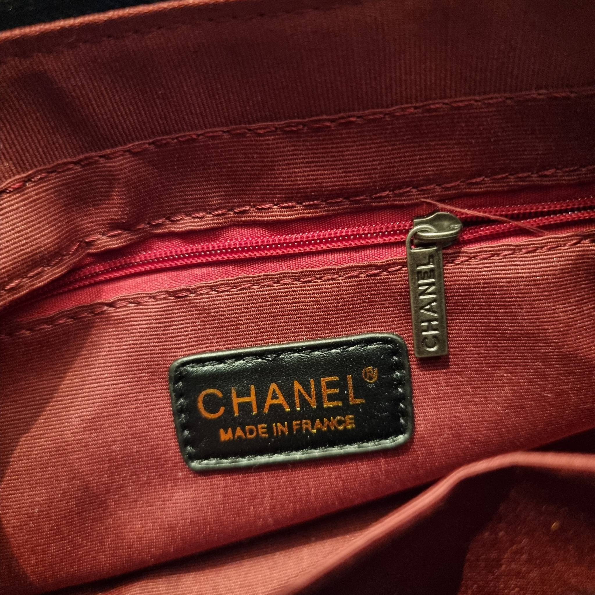 8" CHANEL SHOULDER BAG / CHANEL GABRIELLE HOBO BAG ไซส์คลาสสิค กระเป๋าสะพายข้าง/ไหล่ หนังสังเคราะห์ นิ่ม หรู มาพร้อมพวงกุญแจสัญลักษณ์แบรนด์ พิเศษ!! สายคล้อง jumbo font เพิ่มดีเทลความแพง อะไหล่พร้อมโซ่สะพายสีทองสลับสีเงินรมดำ สามารถสะพาย crossbody หรื