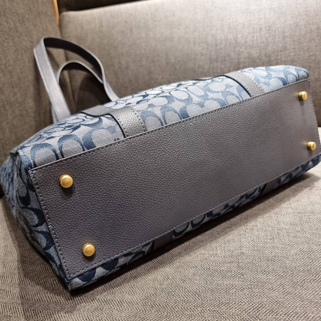 COACH C8182 HUDSON DOUBLE HANDLE TOTE IN SIGNATURE CHAMBRAY ใหม่ล่าสุด กระเป๋าทรงโท้ทใบใหญ่ ที่จุดของความจุ ใส่ได้แบบคุ้มๆไปเลย วัสดุผ้าแชมเบรย์ตัดด้วยหนัง pepble สวย คม ดูดี ปากกระเป๋ามีกระดุมแม่เหล็กปิดกันของหล่นได้ ภายในโล่งกว้างมาก ซิกเนเจอร์รุ่นนี้คื