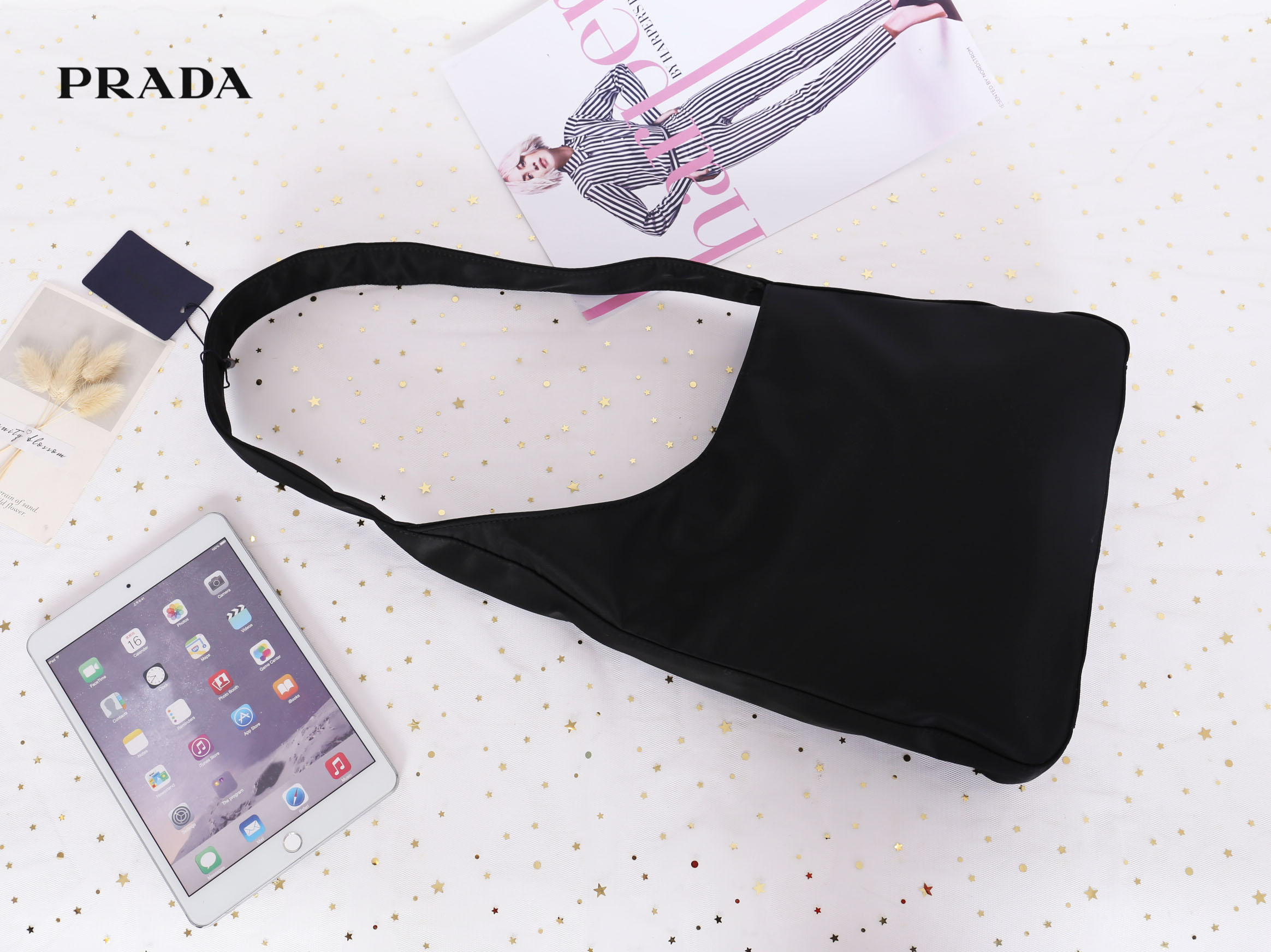 PRADA Nylon Shoulder Bag Black Auth 6304 กระเป๋าสะพายไหล่ทรงสวย ดีไซน์เก๋ วัสดุผ้า Nylon เนื้อหนาคุณภาพดี อะไหล่เงินสุดหรู เปิดปิดแบบฉีกลอก ด้านในโล่งกว้างจุของได้เยอะเลยค่ะ