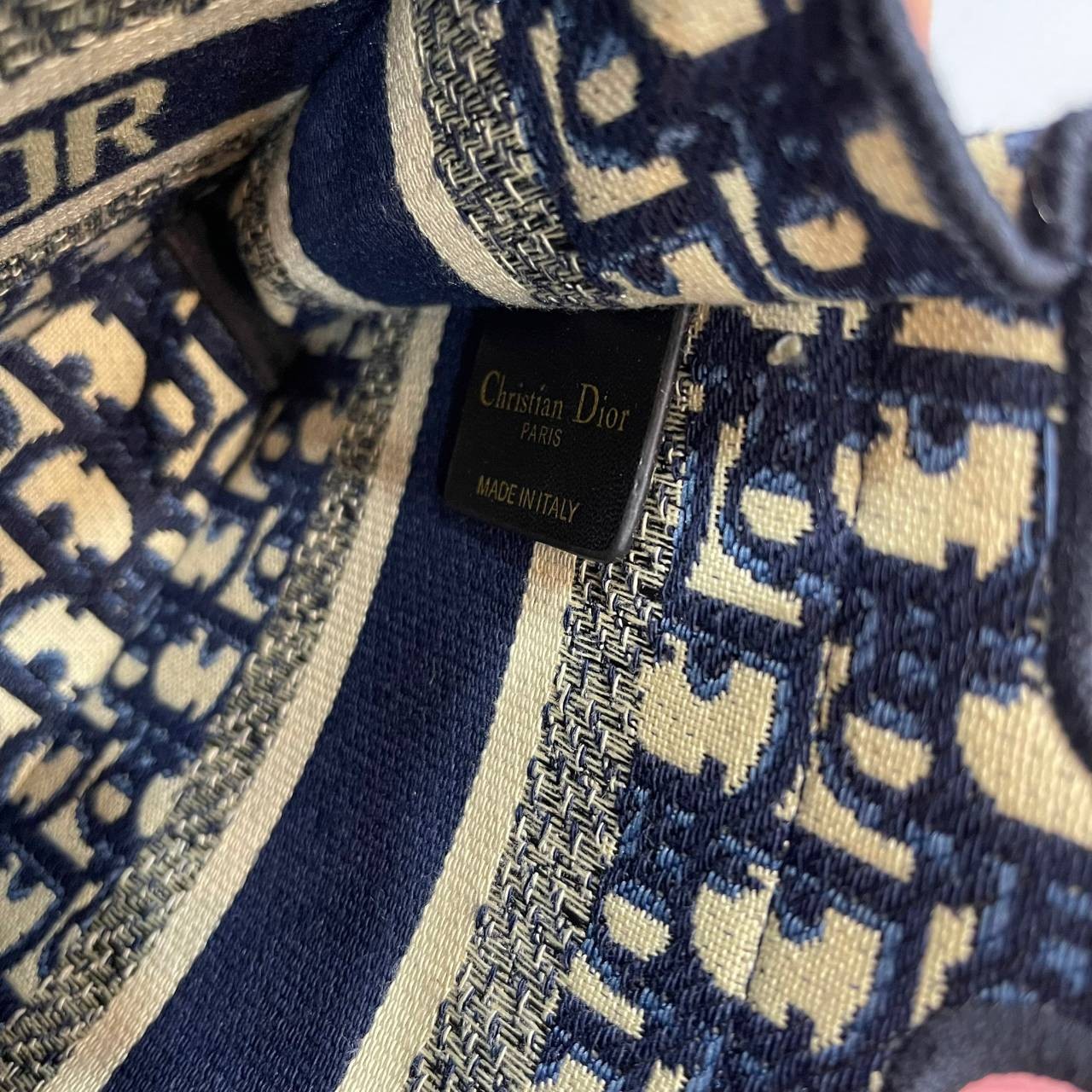 MINI DIOR BOOK TOTE 22cm Blue / Gray Dior Oblique Embroidery กระเป๋าถือทรง Shopping ขนาดมินิน่ารัก สวยคลาสสิค พกพาสะดวก ใช้งานง่ายสุดๆ วัสดุงานทอละเอียด ภายในโล่งกว้าง ภาพสินค้าถ่ายจากงานขายจริง ใช้งานต่างประเทศได้