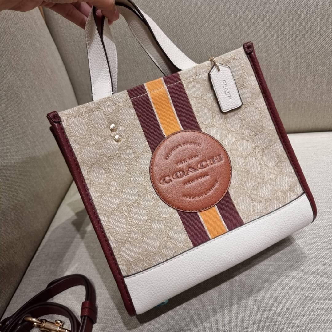COACH C7083 DEMPSEY TOTE 22 IN SIGNATURE JACQUARD WITH STRIPE AND COACH PATCH คอลเลคชั่นใหม่ สีที่สาวๆรอคอย สวยคม ละมุนและมีความหรูในตัว กับกระเป๋าทรงโท้ท ไซส์กำลังสวย น่ารักน่าใช้ ฟังก์ชั่นการใช้งานสะดวกที่สุด มีทั้งสายคล้องในตัว และสายครอสบอดี้ วัสดุผ้า