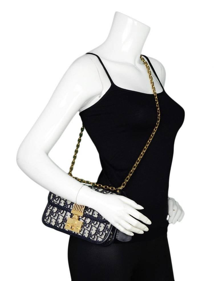 DIOR CD ADDICT FLAP BAG กระเป๋าสะพายดีไซน์คลาสสิค สวยผู้ดี โดดเด่นด้วยโลโก้และอะไหล่ตัวล็อคสีทอง เพิ่มดีเทลความหรูขึ้นไปอีก วัสดุผ้าแคนวาสทอลวดลายเอกลักษณ์ ภายในเป็นช่องโล่ง มีช่องซิป สายสะพายโซ่ในตัว ปรับใช้ได้ 2 แบบ สะพายข้าง หรือสะพายโซ่คู่ที่ไหล่ก็สะด