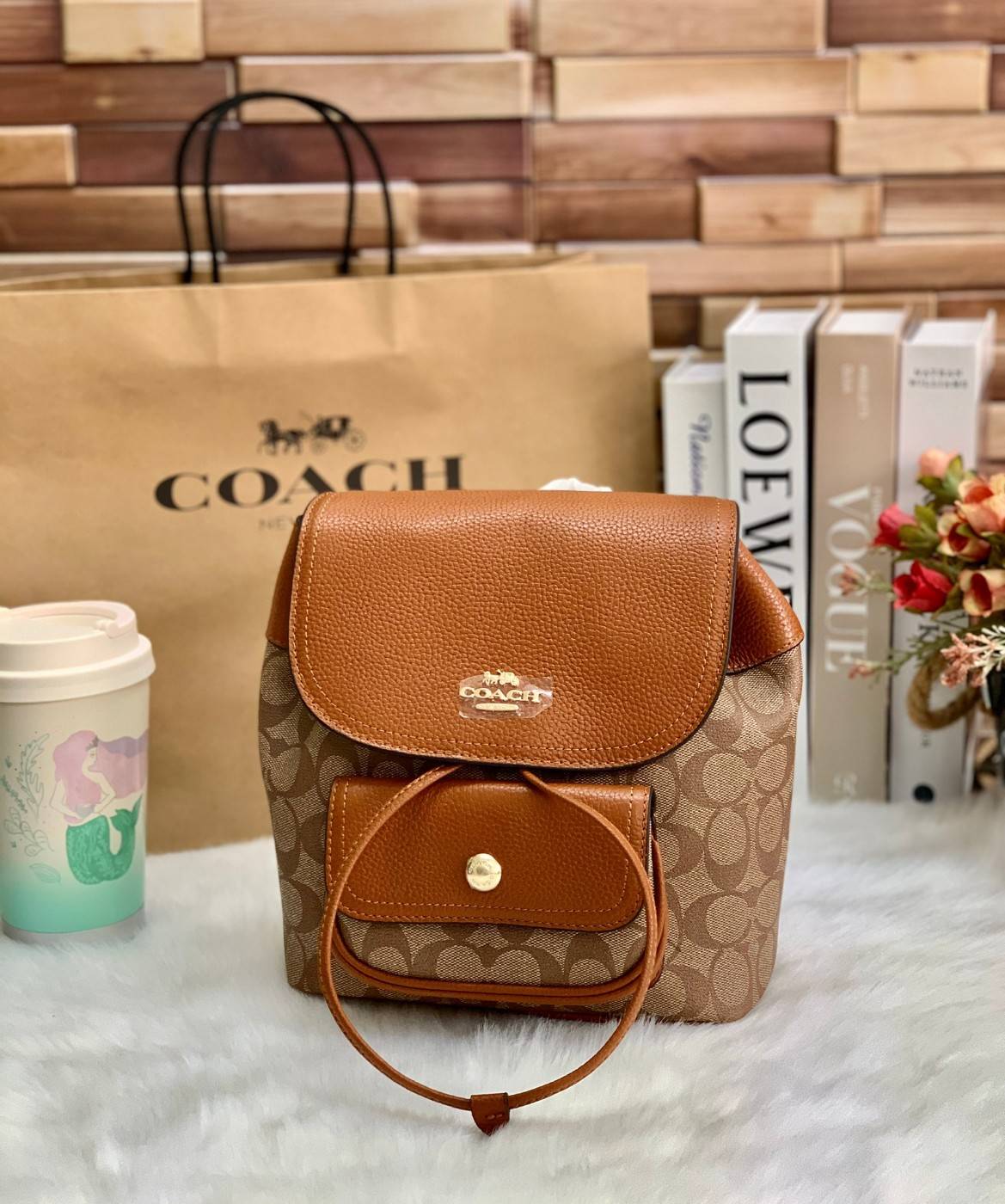 COACH PENNIE BACKPACK 22 ((C4122)) พร้อมส่งที่ไทย ห้ามพลาดค่าา! กระเป๋าสะพายหลังแบบมีหูกิ้ว วัสดุเดนิมอย่างดีนิ่ม+หนังแท้ ได้สวยงามลงตัว นำ้หนักเบา ทรงสวยน่ารักมากๆค่ะ ด้านหน้ามีช่องกระเป๋าเล็กใส่ของจุกจิก ปากกระเป๋าแบบหูรูด ภายในกระเป๋าโล่ง กว้าง สามารถใ