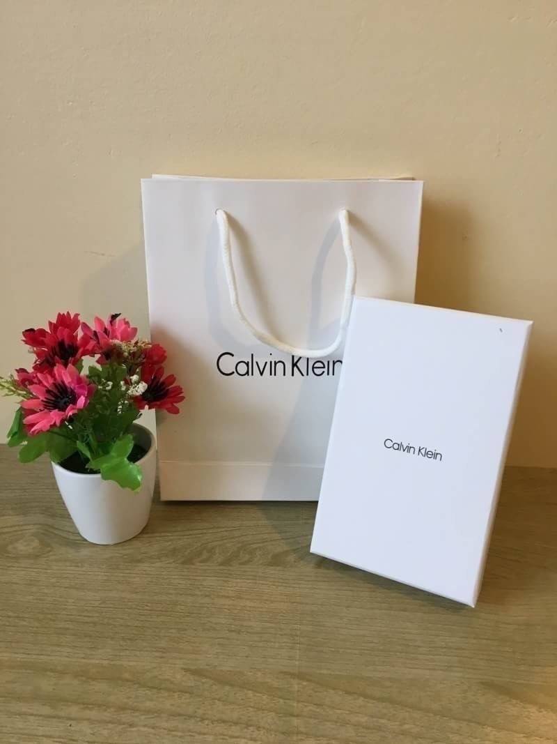 Calvin Klein leather credit card fold with metal clip key fob set กระเป๋าสตางค์ใบสั้น และ ที่ใส่บัตรย่อย และพวงกุญแจ set สุดคุ้มมอบให้เป็นของขวัญหรือใช้เองก็แนะนำค่ะ set นี้มาเท่าไรก็หมดคะ รีบจับจองนะคะ มาพร้อมถุงกระดาษแบรนด์ด้วยนะคะ