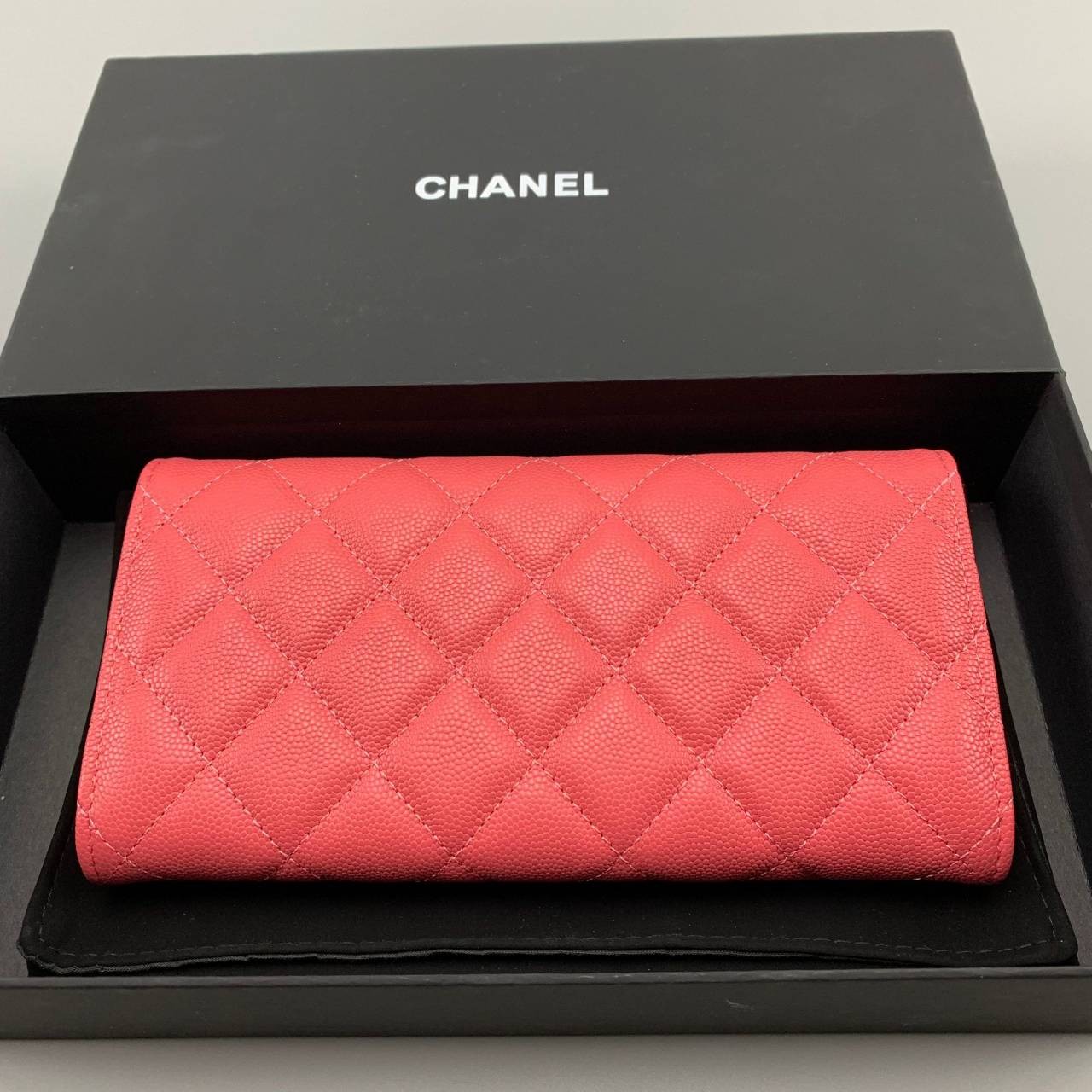 CHANEL LONG WALLET งานหนังแท้คาเวียร์สวยหรู โทนสีหวาน กระเป๋าสตางค์ใบยาวไอเท็มแนะนำ ใช้งาน ตทป ได้ สวยคลาสสิคไม่มีเอ้าท์ หนังแท้ใช้งานได้ทน ยิ่งใช้ยิ่งสวย ภาพถ่ายจากสินค้าจริง มาพร้อมกล่องแบรนด์ พร้อมส่งที่ไทย Must Have ค่ะ!