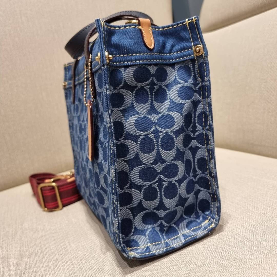 COACH CA580 FIELD TOTE 22 IN SIGNATURE DENIM คอลเลคชั่นสุดคลาสสิค ดีไซน์สวยหรูดูแพงในไอเท็มเดียว กระเป๋าทรงโท้ท ไซส์กำลังสวย น่าใช้ ชิคๆคูลๆมาก ฟังก์ชั่นการใช้งานสะดวกที่สุด มีทั้งสายคล้องแขนในตัว และสายครอสบอดี้แบบสปอร์ตเส้นใหญ่ วัสดุผ้าเดนิมตกแต่งลวดลาย