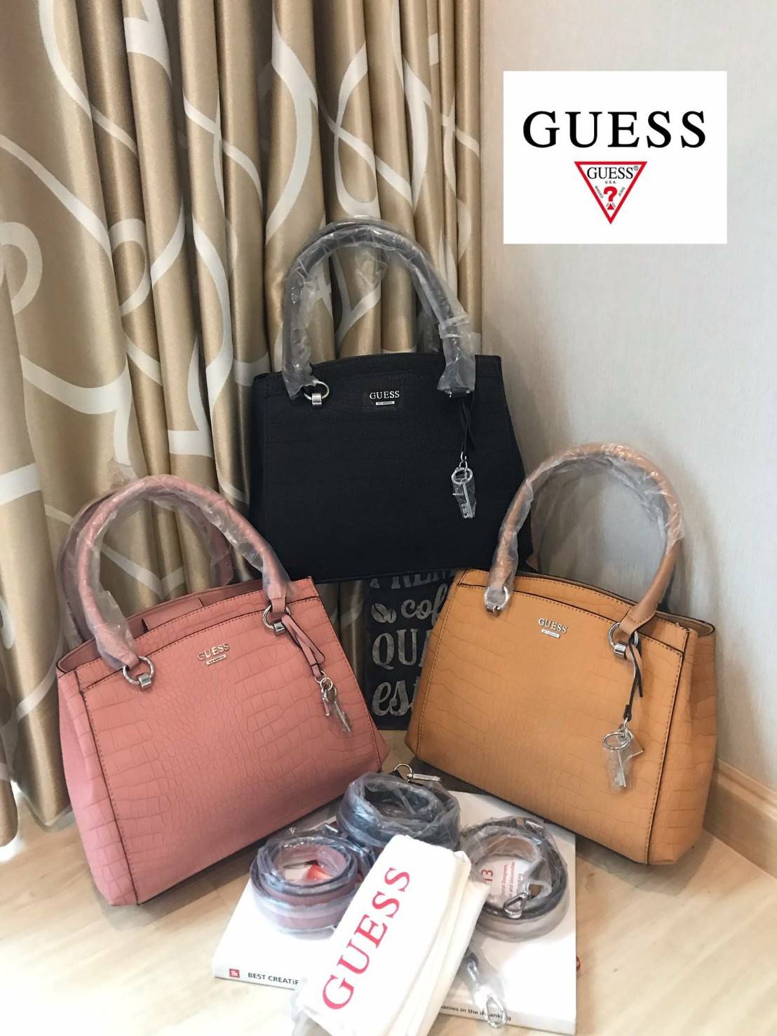 GUESS Croc Skin Women's Handbag Shoulder Bag กระเป๋าถือหรือสะพายหนังลายจรเข้ทั้งใบ เปิดปิดด้วยกระดุมแม่เหล็ก ภายในมีช่องใหญ่สองช่อง และมีช่องซิปคั่นกลาง ใส่ของได้เยอะรวมถึงมินิไอแพคและกระเป๋าสตางค์ทรงยาวได้ ด้านหน้าประดับแม่และลูกกุญแจสายหนัง สามารถถ