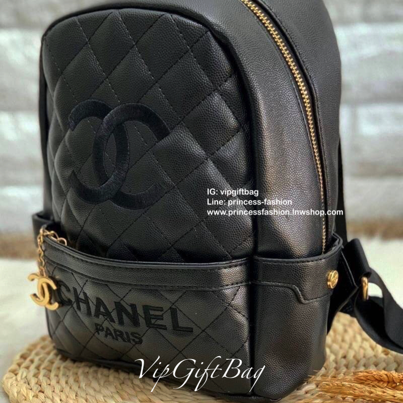 CHANEL CAVIAR BACKPACK (Premium gift bag) กระเป๋าสะพายหลัง วัสดุหนังคาเวียร์ ด้านหน้าปักโลโก้แบรนด์สวยงามมากๆค่ะ มีช่องซิปหน้าให้หนึ่งช่องพร้อมที่จับซิปเป็นอะไหล่แบรนด์ทอง หรูไปอีกนะคะ!! เปิดปิดช่องหลักแบบซิปหัวซิปปั้มแบรนด์ค่ะ ภายในกระเป๋าโล่งกว้าง ใส่ขอ