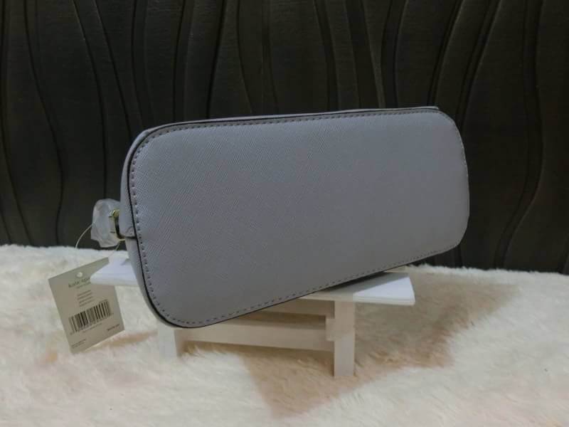 KATE SPADE CEDAR STREET MANDY แบรนด์ดังจากอเมริกาสุดฮิต กระเป๋าขนาดน่ารัก สะพายข้าง หนัง saffiano ภายในลายสวยเก๋สีทองเรียบหรู ทรงแข็งอยู่ทรง MUST HAVE!!