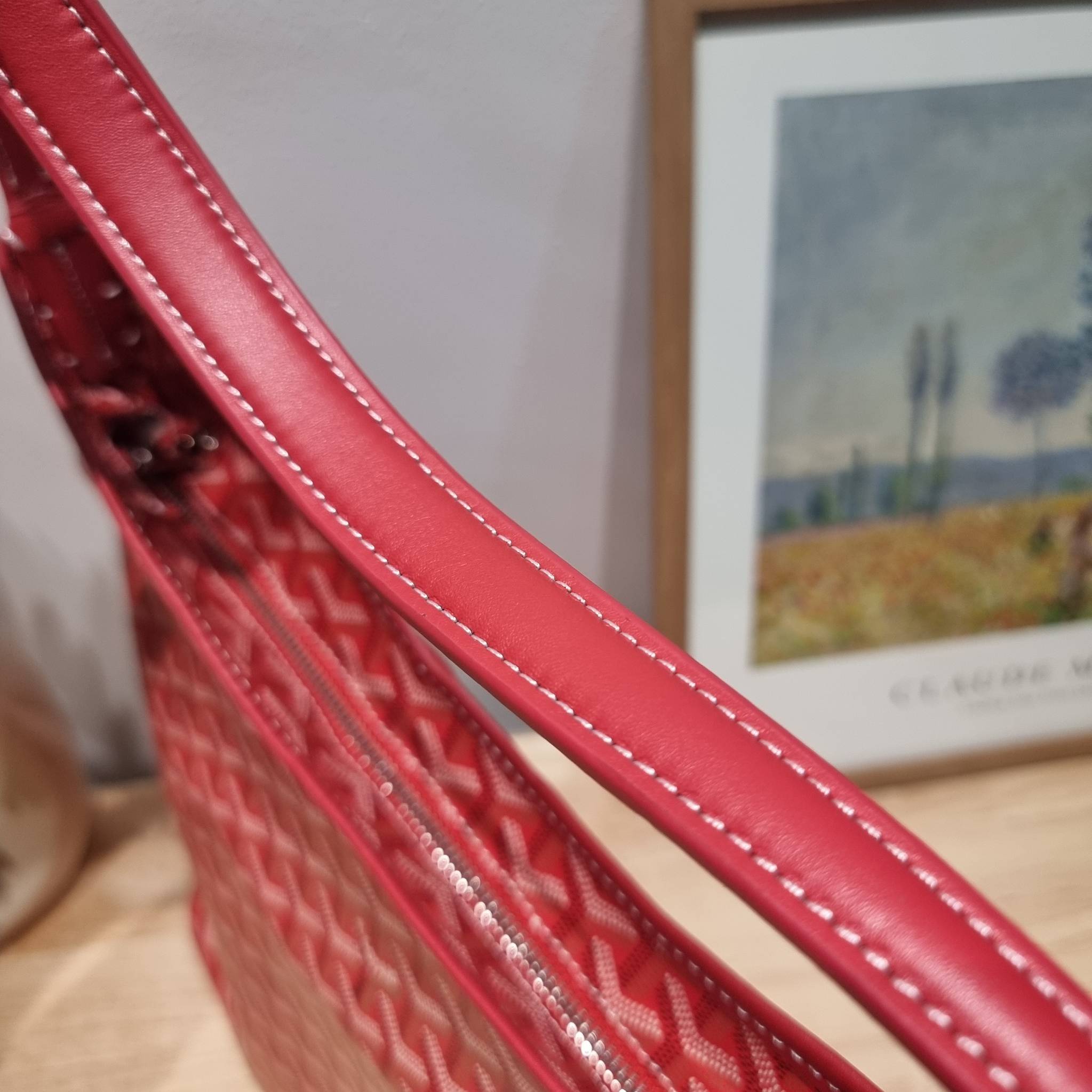 GOYARD BOHEME HOBO BAG / GOYARD HOBO กระเป๋าสะพายทรงโฮโบ ใบใหญ่จุใจ!! มาครบสีขายดี เลิศทุกสี รูปทรงคลาสสิค ดีไซน์เป็นเอกลักษณ์ วัสดุหนังแคนวาสพิมพ์ลายสวยคม ปากกระเป๋ามีซิปเปิด-ปิดกันของหล่นได้ ภายในโล่งกว้างมาก มาพร้อมสายคล้องในตัว ทนทาน สะพายสวยๆได้ทุกวั