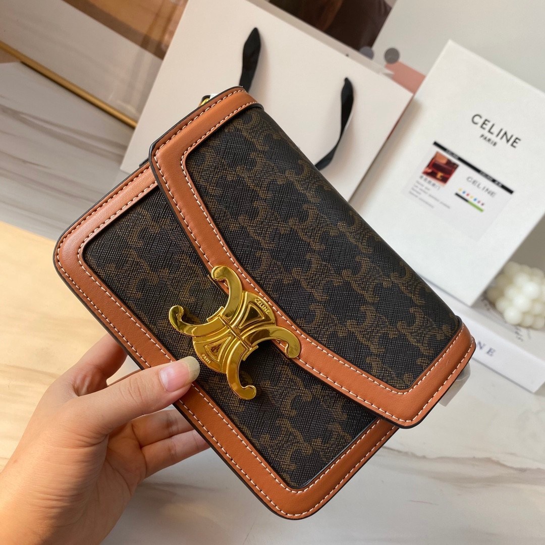 พร้อมส่งรุ่นขายดี!! CELINE CROSSBODY VIP GIFT WITH PURCHASE GWP กระเป๋าพรีเมี่ยมกิ๊ฟ Limited จาก PARFUME DUTYFREE COUNTER สวยอยู่ทรงเปิดปิดด้วยตัวล้อคด้านหน้า ภายในมีช่องใส่ของหลัก พร้อมช่องซิป ใส่กระเป๋าสตางค์กลาง + มือถือได้ ทรงนี้กำลังมาแรงมาก แมชต์ลุค