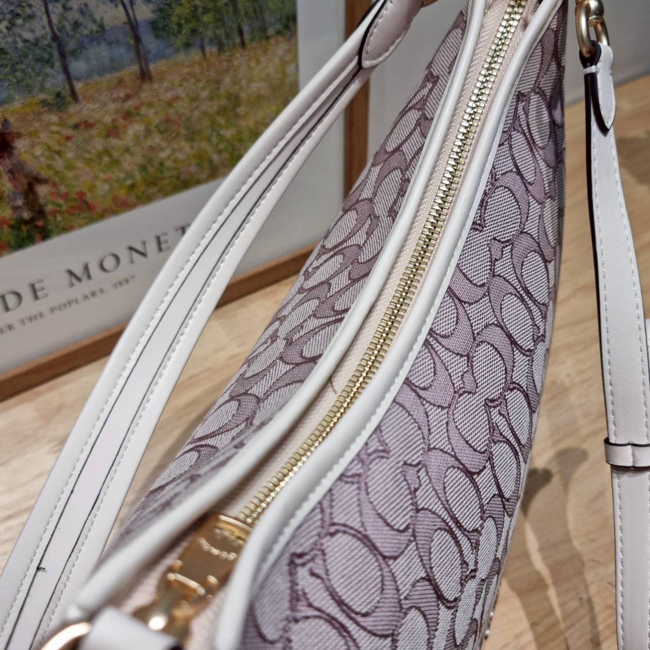 ORI หนังแท้ | Coach Laurel Signature shoulder bag กระเป๋าสะพายทรงโท้ท มาใหม่ในโทนสีน่ารักสุดจะคิวท์ มีให้ทั้งสายคล้องไหล่ และสายสะพายข้าง ใช้แมทช์ได้กับทุกลุคทุกสไตล์ ภายในเป็นช่องโล่ง มีซิปและช่องย่อย จุของได้เยอะกว่าที่เห็นมากๆ