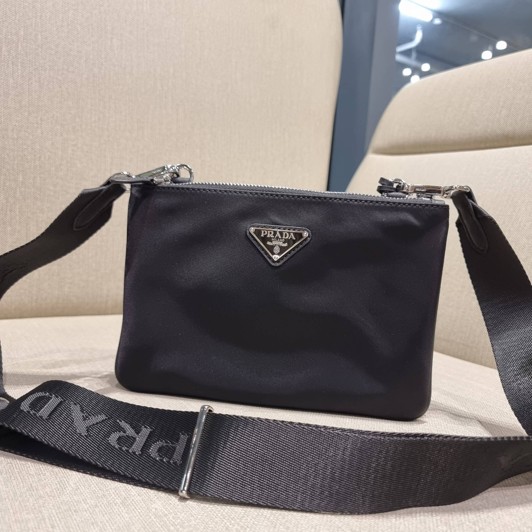 PRADA RE-EDITION 2000 RE-NYLON SHOULDER BAG ไอเท็มสุดโปรด unisex กระเป๋าสะพายข้าง ดีไซน์เรียบง่าย แต่มีความหรูในตัว รูปทรงพกพาสะดวก หยิบใช้ได้ในทุกๆวัน อีกหนึ่งคอลเลคชั่นขายดี วัสดุผ้าไนล่อนคุณภาพ พร้อมใบลูก ไว้ใส่เหรียญ ใส่กุญแจได้สารพัด เปิด-ปิดด้วยซิปห