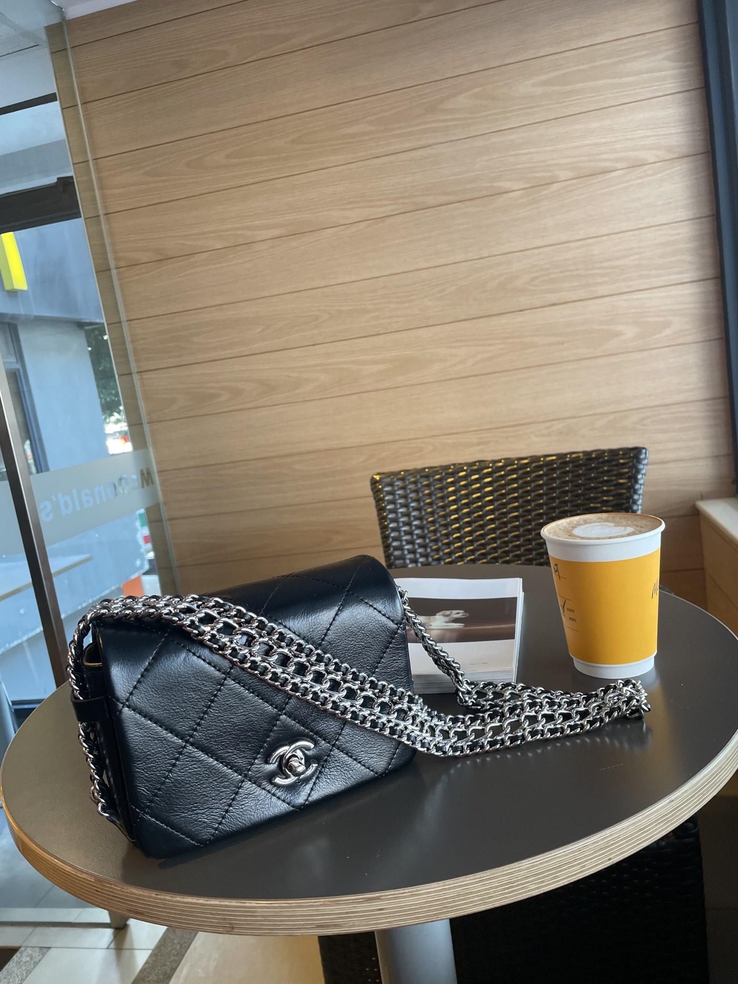 Chanel shoulder bag with chain 8" / Chanel Bag พร้อมส่ง กระเป๋าสะพาย สายโซ่อะไหล่เงินทบสามชั้น หรูหรา งานหนังเรียบสวย มาพร้อมกล่อง อปก ครบเซ็ท รอบนี้จัดราคาพิเศษสุดคุ้มค่ะ ใช้งานต่างประเทศได้ ภาพถ่ายจากงานขายจริง