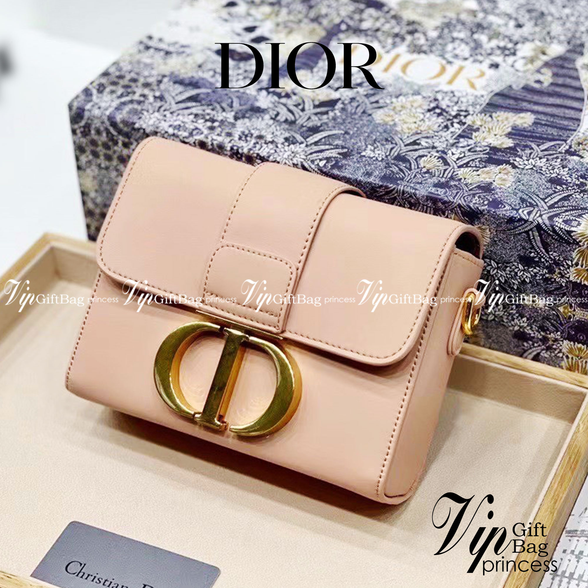 DIOR MINI BAG 7" กระเป๋าสะพายทรงกล่องเปิดหน้า แต่งอะไหล่CD ด้านหน้า มาพร้อมสายสะพายสามารถปรับระดับได้ ทรงสี่เหลี่ยมหนังเรียบสวยหรูอยู่ทรง ภายในโล่งมีโลโก้สามารถใส่มือถือของใช้จุกจิกได้ มาพร้อมถุงผ้ากล่องแบรนด์ รุ่นตามหานะคะ กำลังฮิตสุดๆ ภาพถ่ายจากสิน