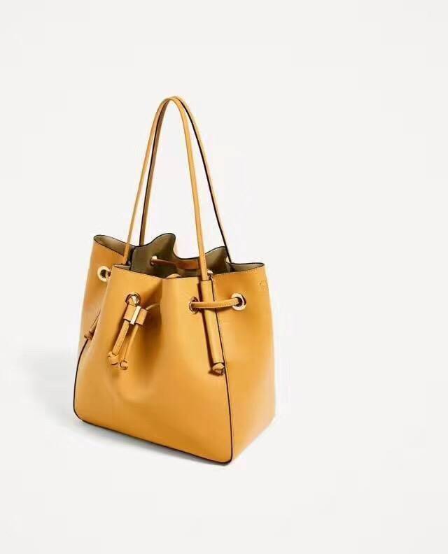 Zara bucket bag crossbody ใหม่ล่าสุดจากแบรนด์ Zara กระเป๋าสะพายทรง bucket สีสด หนังนุ่มมากกกก เนื้อดี สามารถสะพายได้ 2 แบบค่ะ แบบแรก shoulder bag ขนาดพอดีไหล่ และแบบที่สอง กระเป๋าสายยาวสามารถสะพายไหล่หรือ cross body ก็ได้ มีสายสะพายยาวมาให้สามารถถอดออกได้
