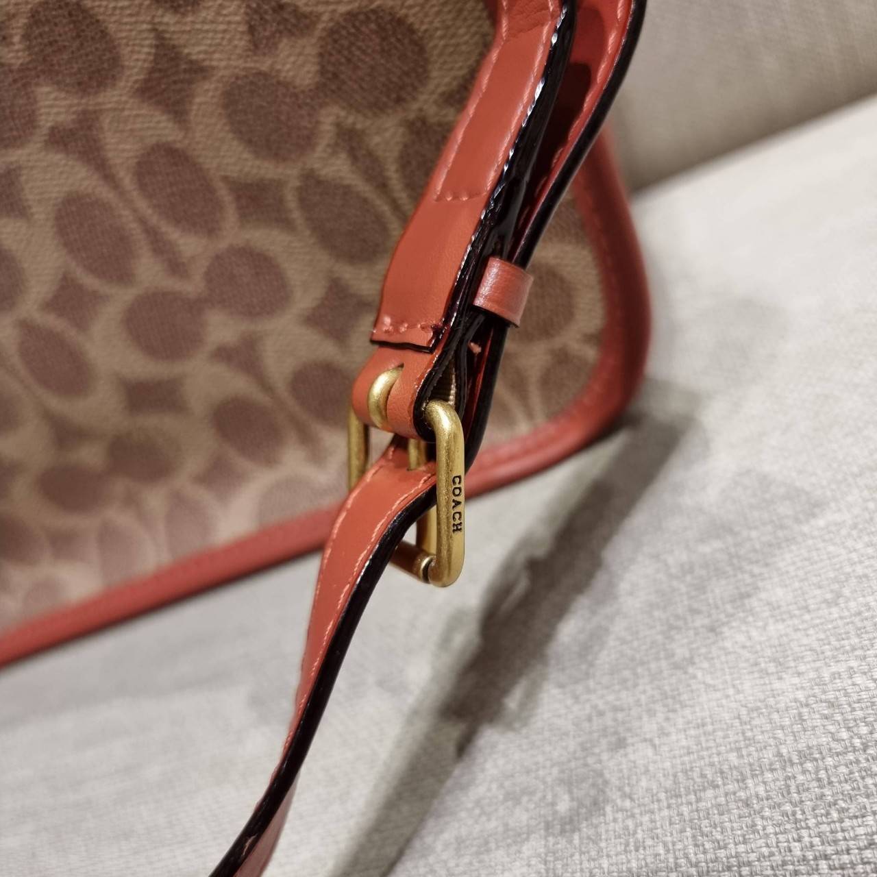 COACH C3889 TYLER CARRYALL 28 IN SIGNATURE CANVAS ((C3460//C3889)) รุ่นยอดฮิตที่สาวๆหลายคนเรียกร้อง กับกระเป๋าถือ/สะพายทรงสวย ที่มาพร้อมสายสะพายไหล่ในตัว และสายครอสบอดี้สำหรับสะพายข้าง ตัวกระเป๋าถูกแบ่งเป็นสัดส่วนสวยงาม มีช่องซิปกลางที่ใหญ่พอสมควร และยังม