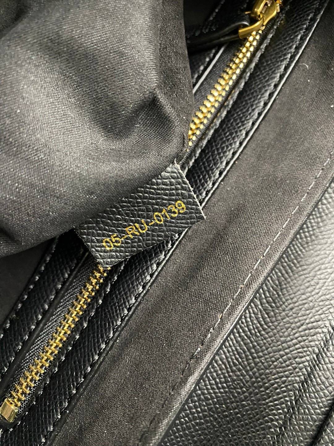 ORI หนังแท้ | DIOR Saddle Bag with Strap Grained Leather กระเป๋าถือ/สะพายทรงอานม้า รุ่นยอดนิยมที่มีเอกลักษณ์สวยงามเหนือกาลเวลา ลูกเล่นห้อยด้วยตัวอักษร D ตรงหูหิ้วมีกิมมิค CD สวยหรูดูแพง