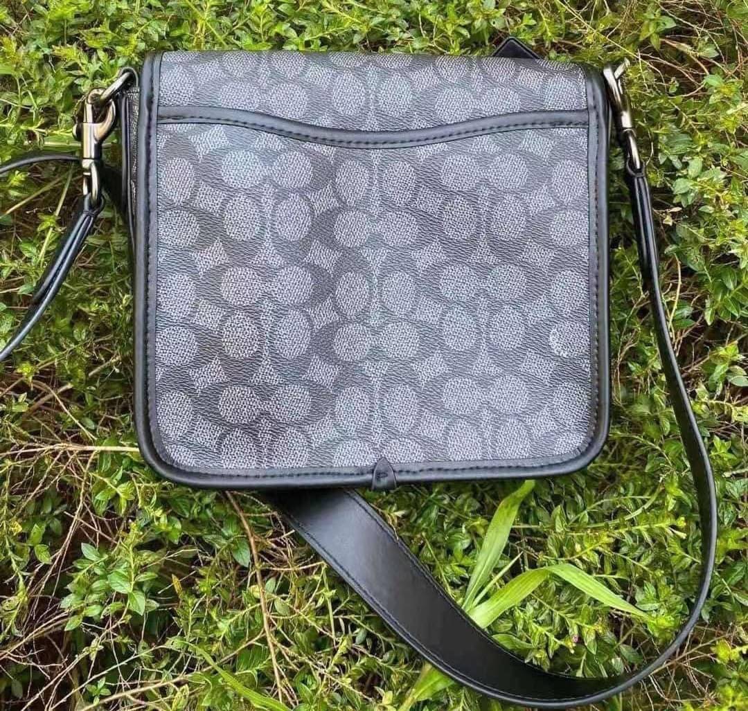 Coach Frankie Crossbody In Signature Canvas Leather Bag Sling CD877 กระเป๋าสไตล์แฮนด์ฟรีที่จัดระเบียบอย่างดีสำหรับการเดินทางหรือที่ทำงาน Frankie Crossbody ขนาดกะทัดรัดถือทุกสิ่งที่จำเป็นด้วยพื้นที่สำหรับโทรศัพท์ กระเป๋าสตางค์ กุญแจและอีกมากมาย ผลิตจากผ้าแ