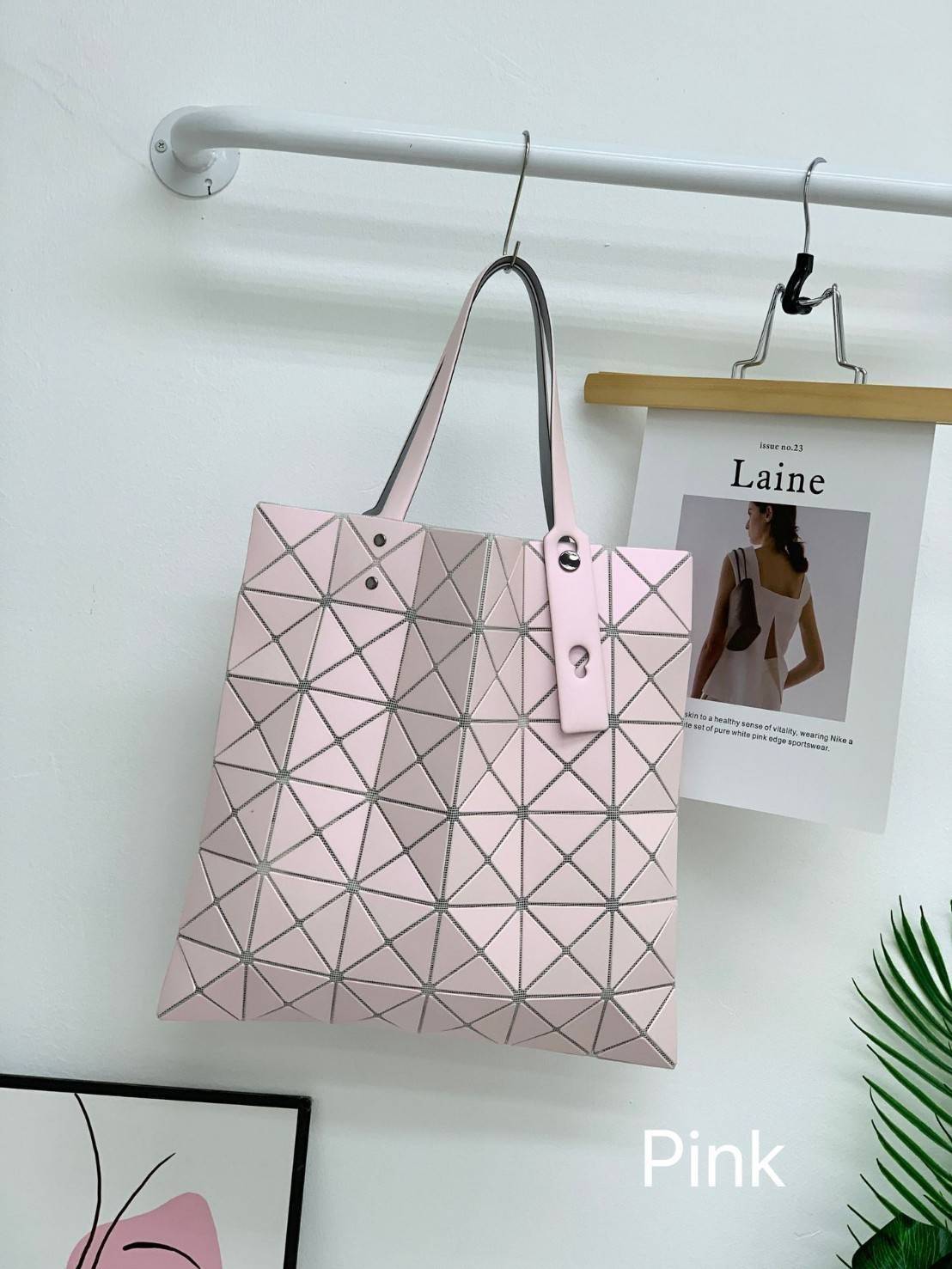 ORIGINAL 🌸 BAO BAO ISSEY MIYAKE LUCENT 6X6 matte tote bag เป็นซีรีส์ที่โดดเด่นด้วยโทนสีสว่าง โดดเด่นด้วยลักษณะต่างๆ เช่น ตาข่ายสว่างที่มองเห็นได้ผ่านช่องว่างระหว่างชิ้นสามเหลี่ยม