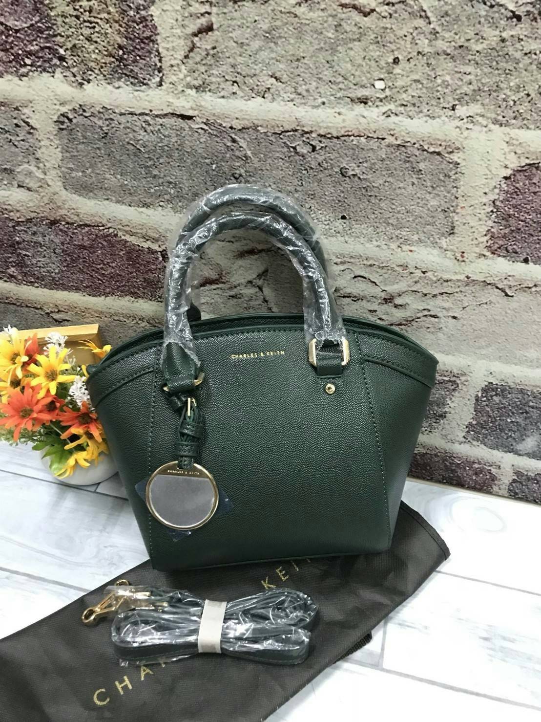 CHARLES & KEITH CURVED CITY BAG Re stock & Best seller กระเป๋าถือหรือสะพาย ขนาดกำลังดี วัสดุหนังPU ลายคาร์เวียร์ ตั้งอยู่ทรง มีหมุดรองฐาน เปิดปิดด้วยซิปเดียว ภายในมี 2 ช่องเล็ก และ 1 ช่องซิปด้านข้าง ใส่มินิ ไอแพด, กระเป๋าสตางค์ทรงยาวได้ ด้านหน้าประดับด้วย