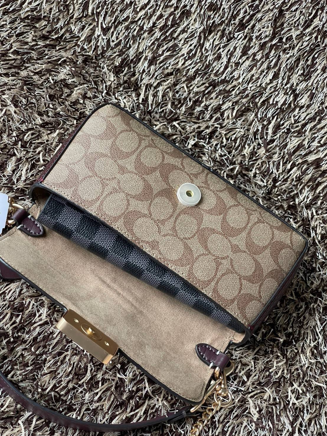 Coach grace series carriage logo handbag slingbag shoulderbag F2232 กระเป๋ามาพร้อมดีไซน์ที่ดูหรูหรา มีเอกลักษณ์เป็นที่จดจำได้ง่าย รวมถึงมีสีสันให้เลือกหลากหลายจึงครองใจสาว ๆ ได้ไม่ยาก โดยกระเป๋าออกแบบให้มีลักษณะเป็นกระเป๋าสะพายไหล่ทรงเหลี่ยมสุดคลาสสิก ที่