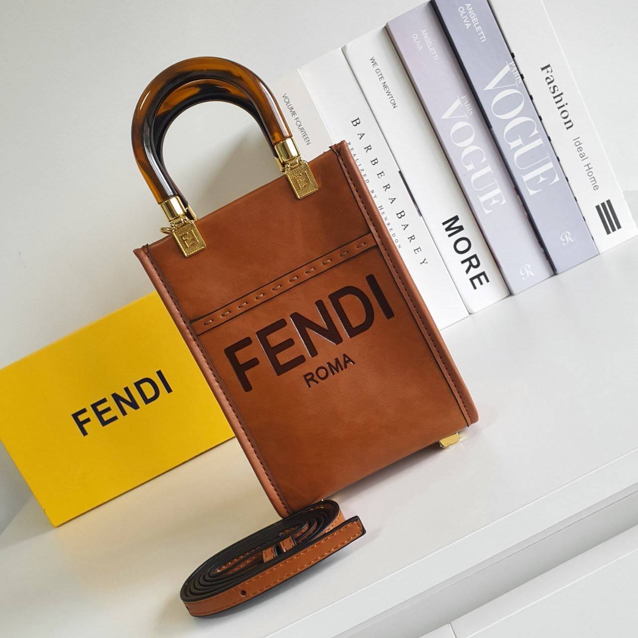 สวยหรูมาก กับ FENDI MINI SUNSHINE SHOPPER วัสดุหนังแท้ทั้งใบ ปั้มชื่อแบรนด์ด้านหน้า ที่จับเซรามิคสีสวยมีสลักแบรนด์ *ทรงมินิน่ารัก ด้านในเป็นช่องโล่งกว้าง สามารถใส่ กระเป๋าสตางค์สั้น มือถือได้ทุกรุ่น มาพร้อมสายสะพาย ถอดปรับได้ อะไหล่ปั้มแบรนด์สีทอง ปั้มโลโ
