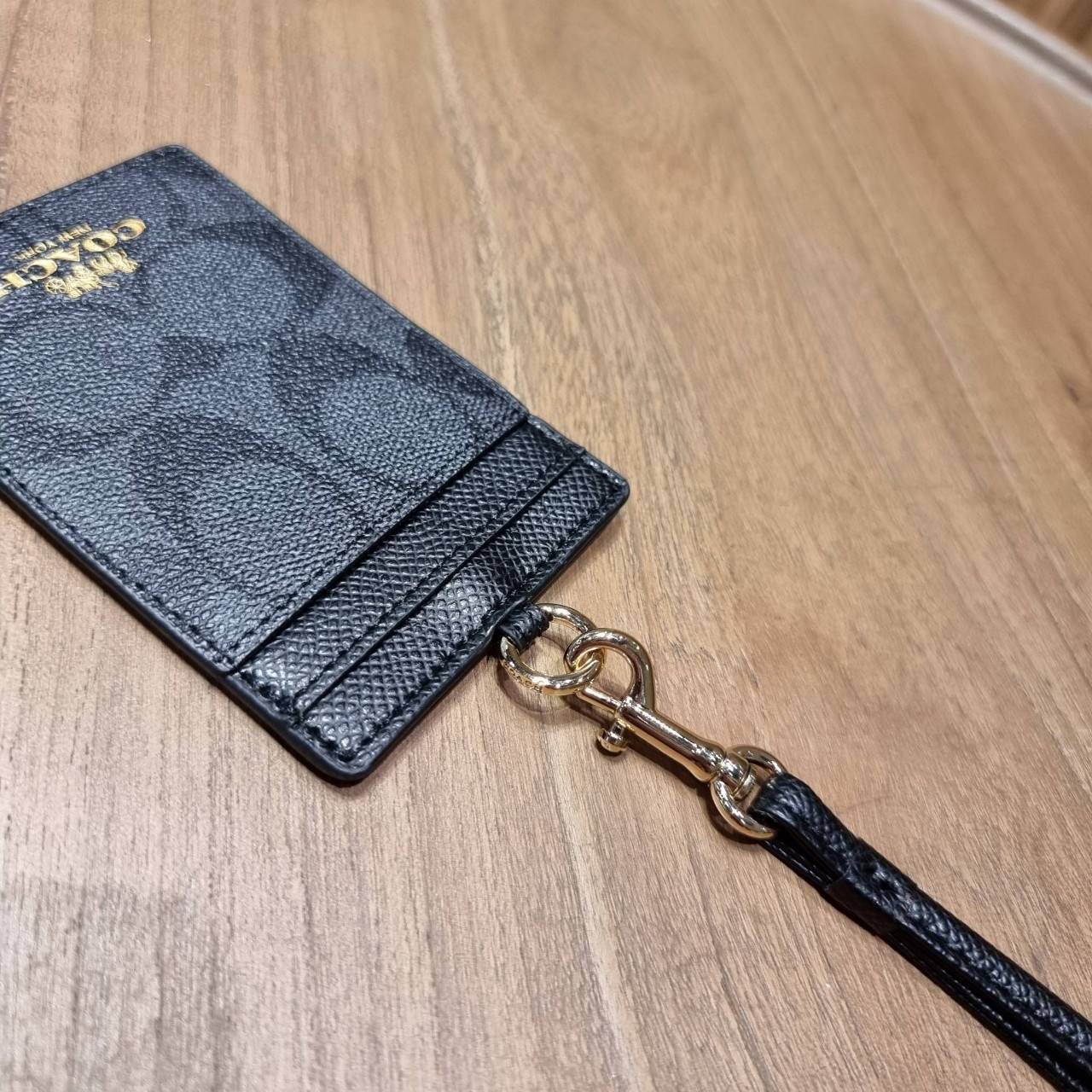 COACH ID LANYARD IN COLORBLOCK SIGNATURE CANVAS ง่ายๆแบบไม่ธรรมดา!! คลาสสิคแต่มีดีเทลโดดเด่น!! กระเป๋าถนอมบัตร พร้อมสายคล้องคอ ดีไซน์ลวดลายสวย ดูดีทุกแบบ ใช้งานง่าย พกพาสะดวก จะใส่บัตรพนักงาน บัตรเครดิต บัตรปชช. ใบขับขี่ และบัตรอื่นๆที่อยากจะใส่!! ตามใจไป