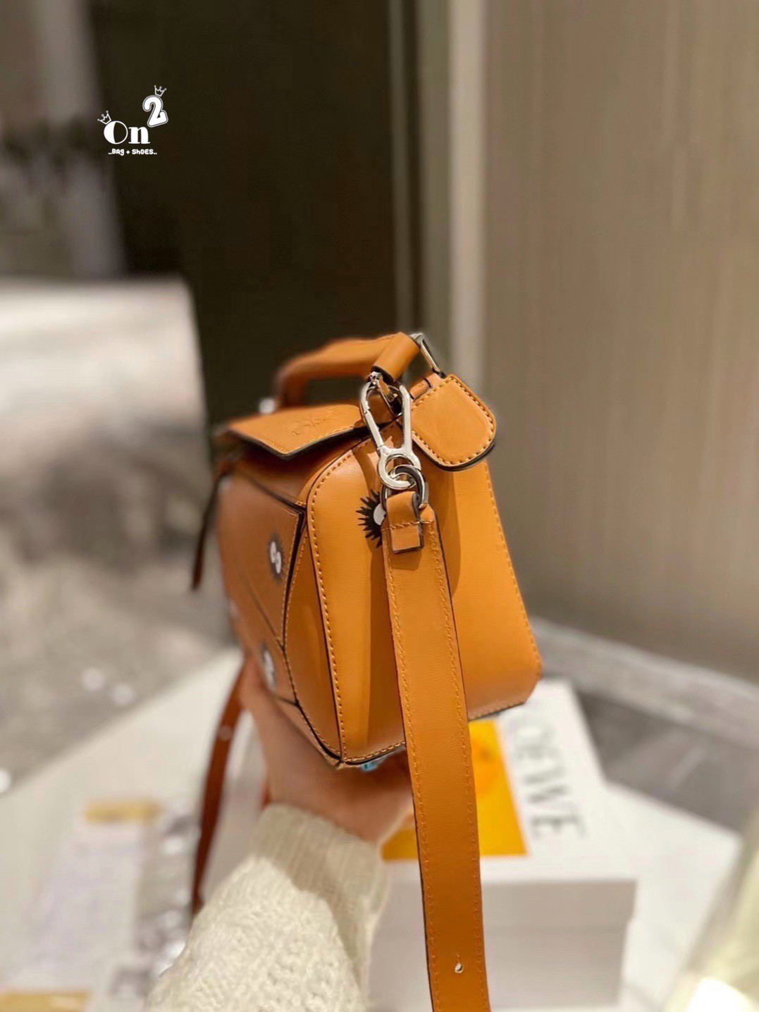 Loewe Puzzle Bag / Loewe X My Neighbor Totoro Puzzle bag การร่วมงานสุดคิวท์ที่น่าจับจอง สำหรับใครที่ชื่นชอบการ์ตูนแอนิเมชั่นญี่ปุ่นอย่าง My Neighbor Totoro การออกแบบคาแร็กเตอร์ที่ใครๆ ต่างก็บอกว่าน่ารัก ล่าสุดก็เป็นที่น่าตื่นเต้นอีกครั้ง เมื่อสตูติโอดังได