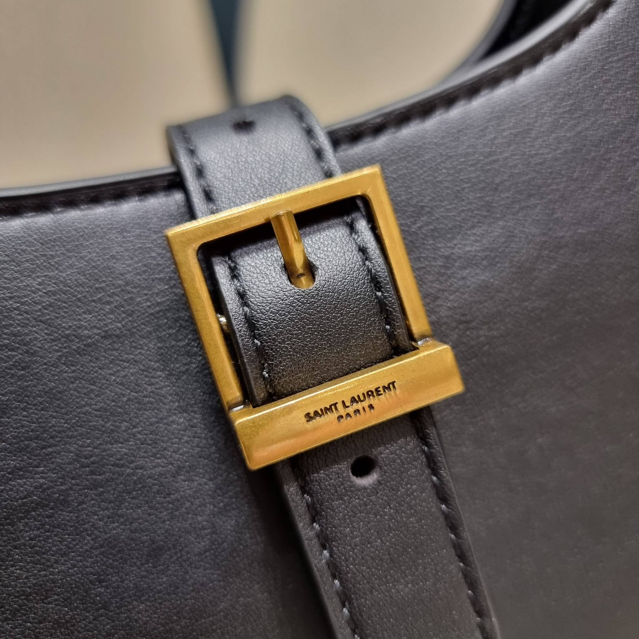 Yves Saint laurent le fermoir hobo bag in shiny leather / YSL hobo bag กระเป๋าสะพายไหล่ ดีเทลหรู สวยครบทุกมุม ตอบโจทย์สาวๆทุกไลฟ์สไตล์ เพราะใช้งานได้ง่ายและสะดวก vip พรีเมี่ยมกิ๊ฟจาก dytyfree วัสดุหนังวัวแท้เต็มใบ สัมผัสดีงามมากๆ น้ำหนักเบา ดูแพงที่สุด ปา