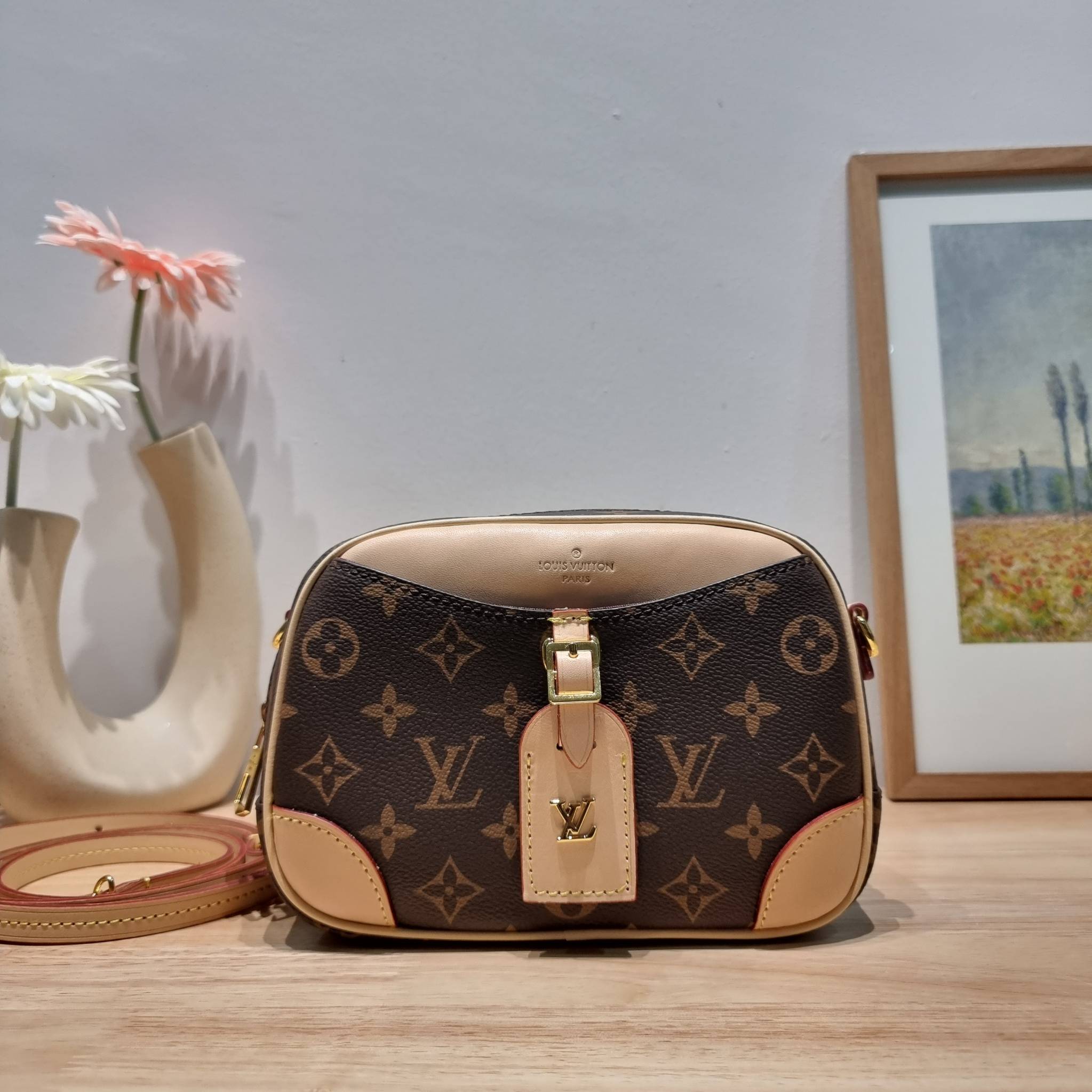 LV Deauville Mini Monogram Canvas bag เดอะเบสท์เซลเลอร์ ที่ใครก็ตามหา กับกระเป๋าสะพายทรงกล่อง ไซส์เล็กกะทัดรัด พกพาสะดวก รูปทรงสวยหรู วัสดุหนังแคนวาสสลับหนัง