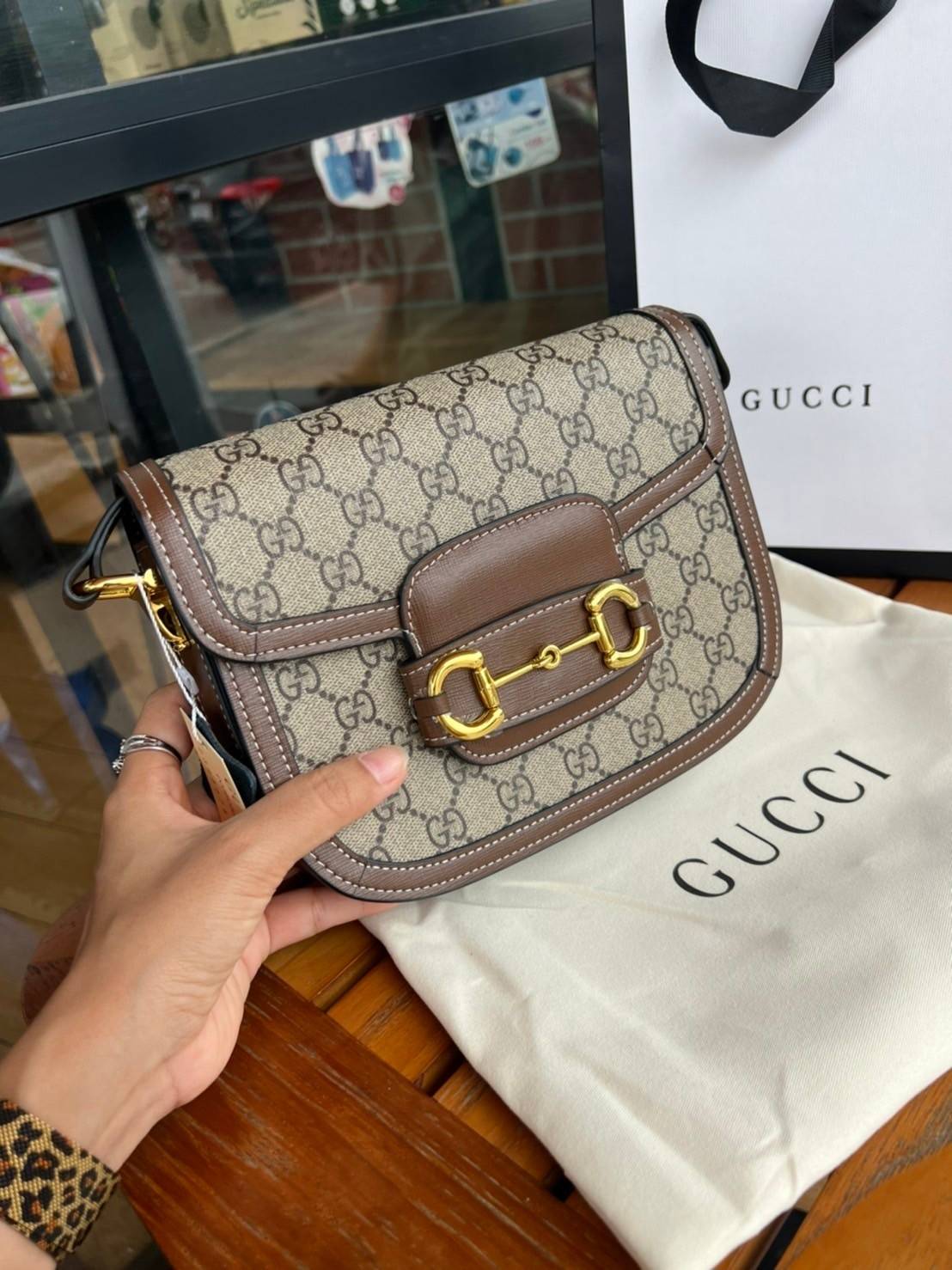 Gucci Horsebit Shoulder Bag กระเป๋าสะพายไหล่ วัสดุผ้าใบ GG Superme ตัดแต่งหนังแท้ สายสะพายไหล่ปรับระดับได้ ด้านในมี 1 ช่องซิป อะไหล่ทองหรูหรา ดาราเซเลปใช้เพียบ ไม่มีเอ๊า เรียบหรูดูแพงสุดๆค่า