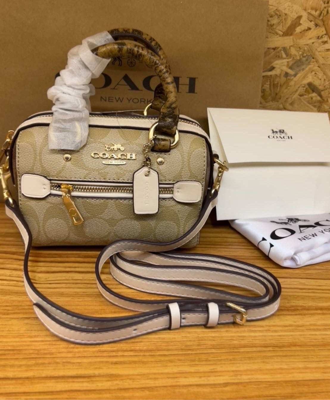 จิ๋วแต่แจ๋วไปเลยค่าา😘 COACH MICRO ROWAN CROSSBODY ((2300)) MINI พร้อมส่ง! บอกเลยสาวๆห้ามพลาด ใบจริงสวยมากๆค่ะ! กระเป๋าขนาดมินิๆ หนังCanvas ผสมหนังบายหูตรงหูหิ้วได้ลงตัวสวยวามมากๆเลยค่ะ//ด้านหน้ามีช่องซิปเล็กใส่เหรียญ เปิดปิดช่องหลักแบบซิป ภายในใส่