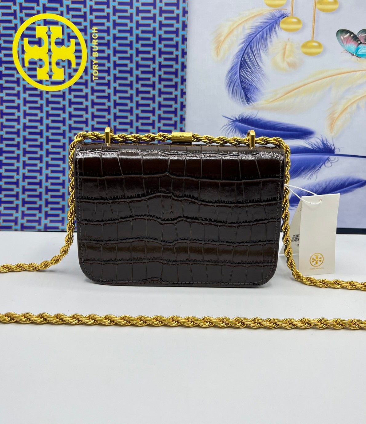 6 สี Tory Burch Croc Eleanor Small Bag / TORY BURCH ELEANOR CROC EMBOSSED LEATHER กระเป๋าสะพายหนังพิมพ์ลายจระเข้ ดีไซน์หรูหรา โด่นเด่นด้วยโลโก้แบรนด์อะไหล่ด้านหน้า และสายสะพายโลหะสีทอง