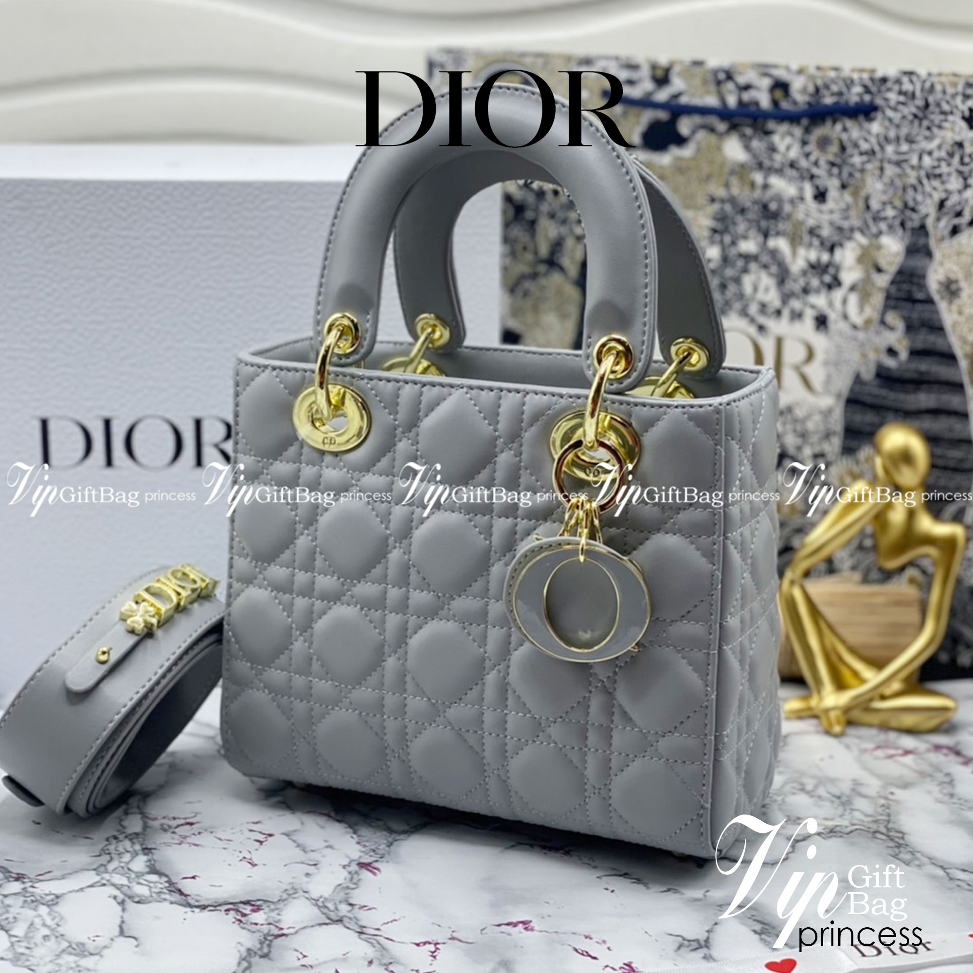 หนังแท้ DIOR LADY BAG 20cm ความสง่างามอีกหนึ่งรุ่นของ Dior รูปทรงสีเหลียม ขนาดกระทัดรัด ตั้งอยู่ทรง ฐานกระเป๋าแข็งแรง มีหมุดรองฐาน ดีไซน์ที่มีเอกลักษณ์เฉพาะตัว ด้านหน้าตกแต่งด้วยตัวอักษร D.I.R ห้อยเป็นพวงกุญแจ จะถือด้วยมือหรือสะพายไหล่ก็ดูดีมากๆ ค่ะ