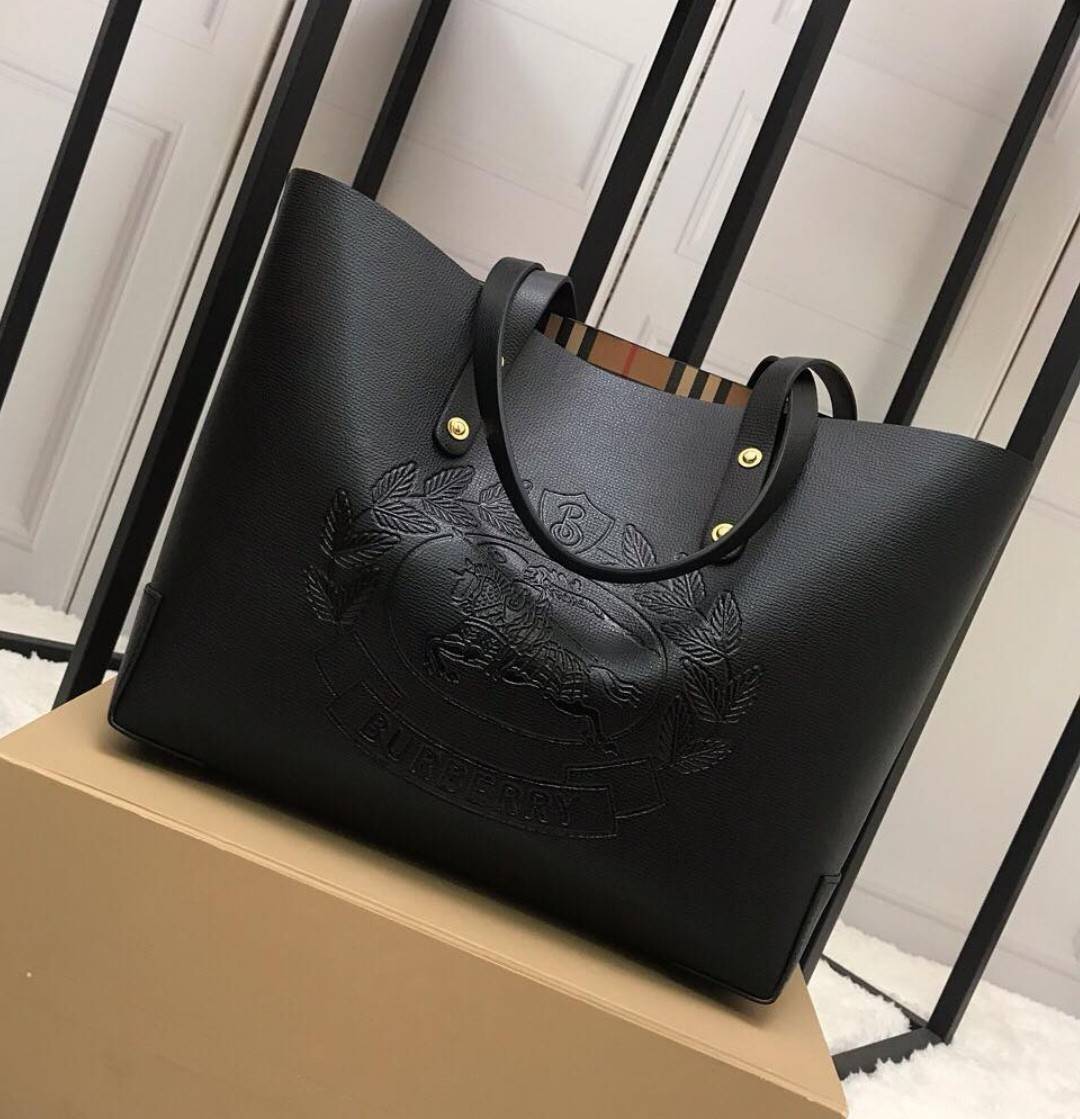 VIP 🥂 BURBERRY FRAGRANCES TOTE BAG VIP รุ่นแนะนำ ดีไซน์สวยโดดเด่นหนังสีดำขึ้นเทคเจอร์ด้านหน้ามีโลโล้แบรนด์ ภายในลายวินเทจสุดคลาสสิค โล่งกว้างมีช่องซิปเล็กและโลโก้ด้านใน สามารถใส่เอกสาร A4 Notebook ipad สัมภาระได้เยอะจุใจ หูหิ้วหนังจับถนัดมือสะพายไ
