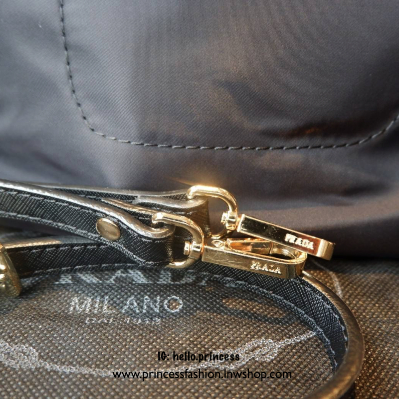 Prada crossbody & handbag กระเป๋าถือหรือสะพาย วัสดุ nylon+pu. premium gift จาก Prada เปิดปิด ด้วยฝาปิดกระดุมแม่เหล็ก อะไหล่ทอง ภายในกว้าง ใส่ wallet ยาว, iPad ได้ มีช่องเล็ก และช่องซิป มาพร้อมสายยาว ถอด ปรับได้ค่ะ