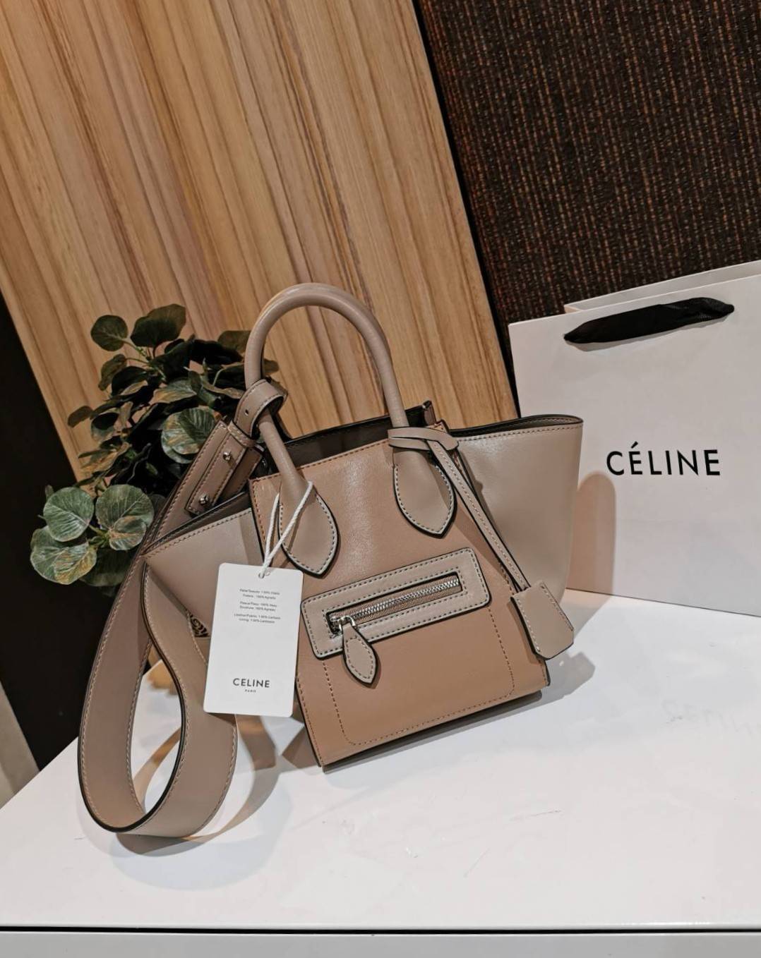 CELINE SHOULDER BAG VIP / CELINE LUGGAGE NANO Glossy Leather Handbag รุ่นนี้ Rare items หนังเรียบสวยสีทูโทนเรียบหรู ขนาดกำลังดี น้ำหนักเบา ด้านหน้ามีหนึ่งช่องซิป ด้านข้างดีไนส์ทรงปีกสามารถปรับขยายทรงได้ ภายในโล่งกว้าง มีช่องซิป มีตะขอเกี่ยวปากกระเป๋า ใส่ก