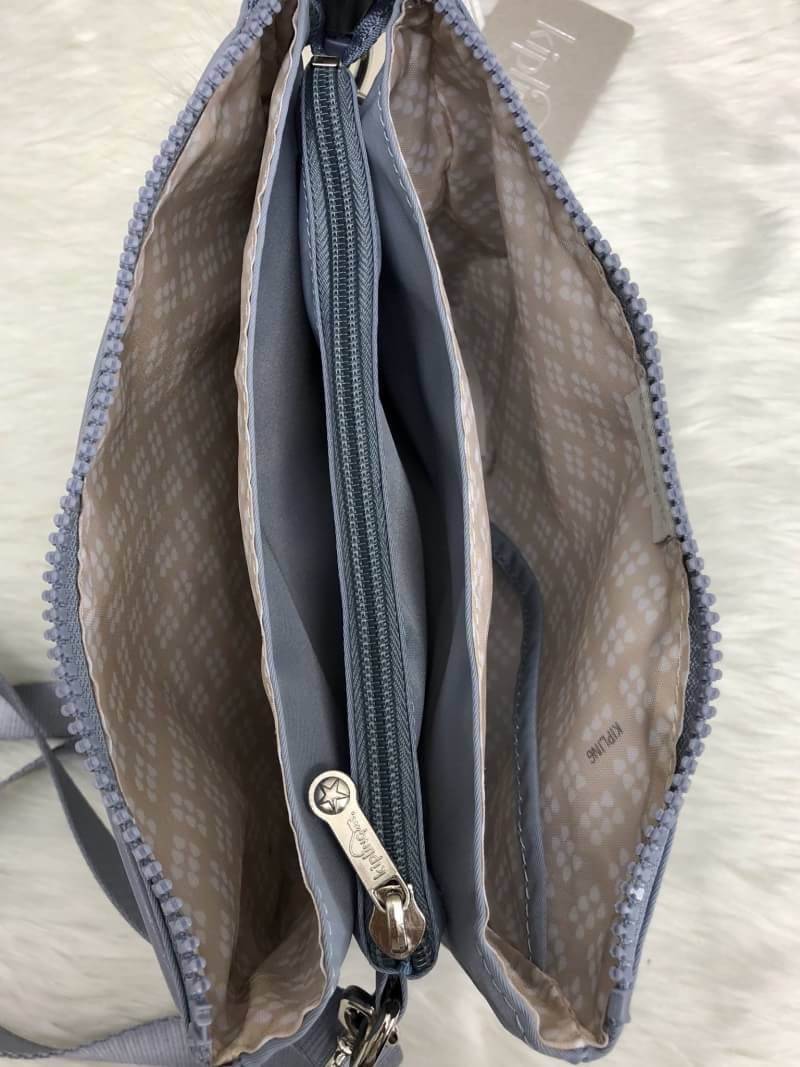 New in Kipling Sling Bag 2018 (k72323) >>Factory OEM HK<< พร้อมส่งที่ไทย กระเป๋าสะพายข้าง crossbody หรือถือ ก็เก๋ไปอีกแบบ วัสดุไนล่อนอย่างดี คุณภาพสูง ผ้าลื่นแวว ด้านหน้าติดโลโก้แบรนด์ตัวใหญ่ มีช่องกว้างขนาดกลางหนึ่งช่อง ใส่ของได้เยอะ เปิดปิดช