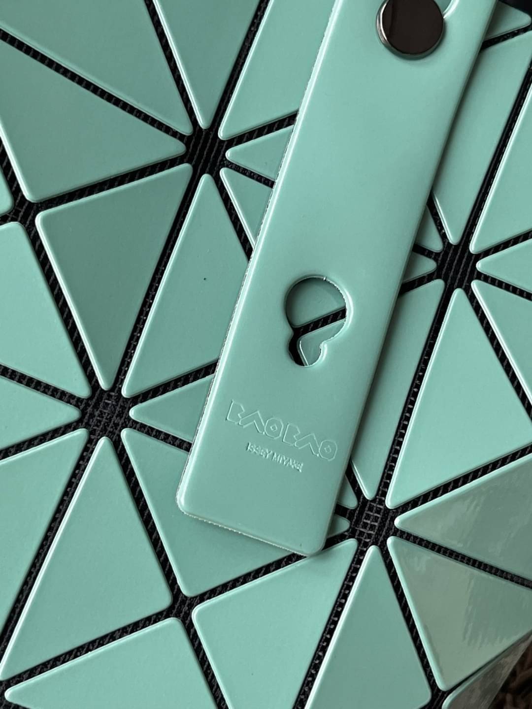 Baobao Issey Miyake 6x6 กระเป๋า Tote รุ่นนี้ถือว่าเป็นกระเป๋า Tote ไซส์กลางที่เหมาะกับการพกพาสิ่งของที่จำเป็นในทุก ๆ วัน มาพร้อมสายที่สามารถปรับได้ทั้งสองสาย และมีช่องใส่ของช่องเล็กด้านใน 1 ช่อง จุของได้เยอะแถมยังทนทาน ใช้เป็น Everyday Bag ได้เลยคะ พกพาสะ