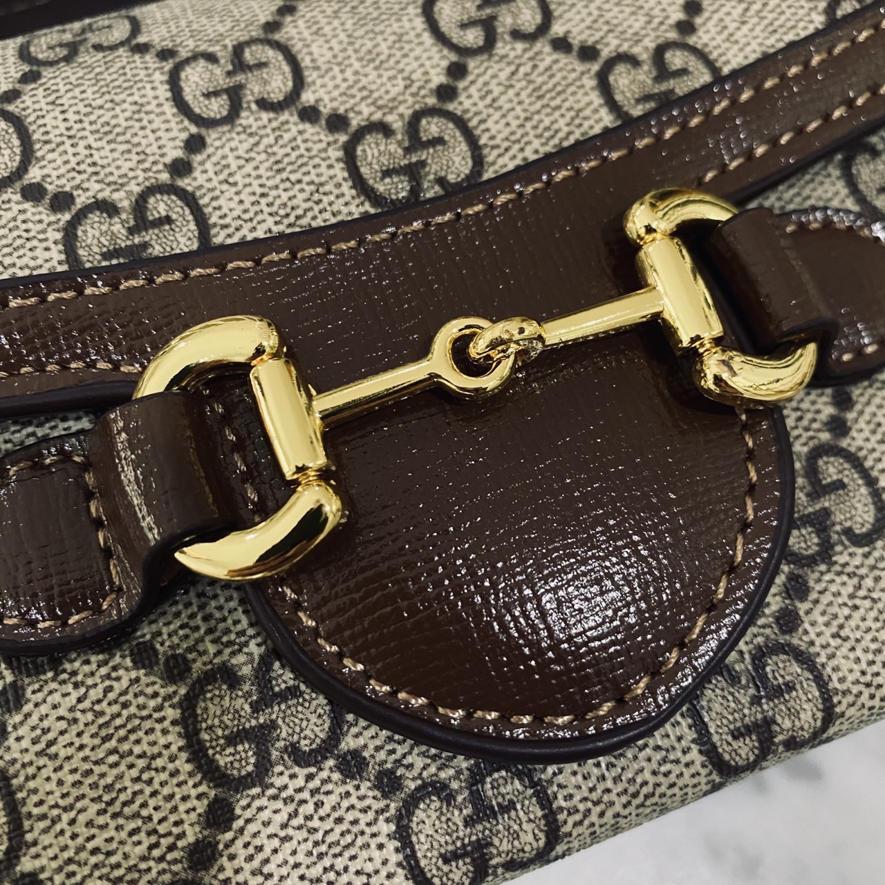 GUCCI Horsebit 1955 Mini Bag กระเป๋าสะพายทรงกล่องสวยอยู่ทรง ใส่โทรศัพท์หรือของใช้เล็กน้อยได้อย่างคล่องตัว แฝงความหรูราคาดีงามจัดมาให้พร้อม box set เป็นใบที่จะหยิบใช้ได้บ่อยๆ ด้วยขนาดกำลังดีใบนี้เอาอยู่เลยค่ะ