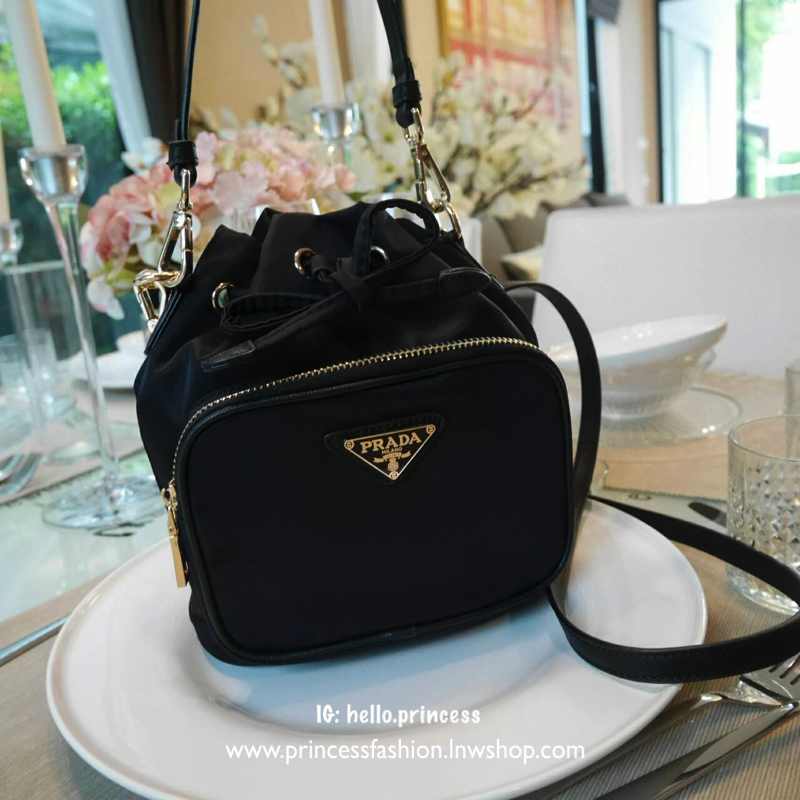 งานมินิน่ารัก🌸🌼 เข้าแล้วคะ งานพรีเมี่ยมกิ้ฟ จากเคาเตอร์ต่างประเทศคะ มาฝาก จากแบรนด์ PRADA *premiumgift ค่า เป็นกระเป๋าผ้า nylon silk **ไซส์มินิ เนื้อหนาซับในอย่างดี จุดเด่นคือ กระเป๋าสามารถ ปรับ ได้ 2 ทรงคือ ผูกเชือกกระเป๋า หรือ ดึงเชือกปร