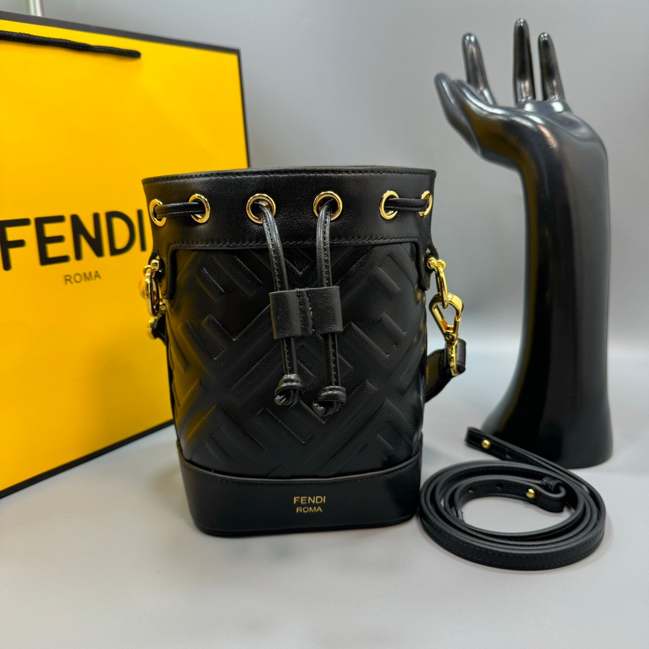 พร้อมส่ง 3 สี FENDI Mon Tresor Black leather mini-bag / FENDI Bucket Bag กระเป๋าสะพายทรงบัคเก็ตงานหนังเต็มใบ ไซส์มินิ เกรดออริ สลับแท้ 1:1