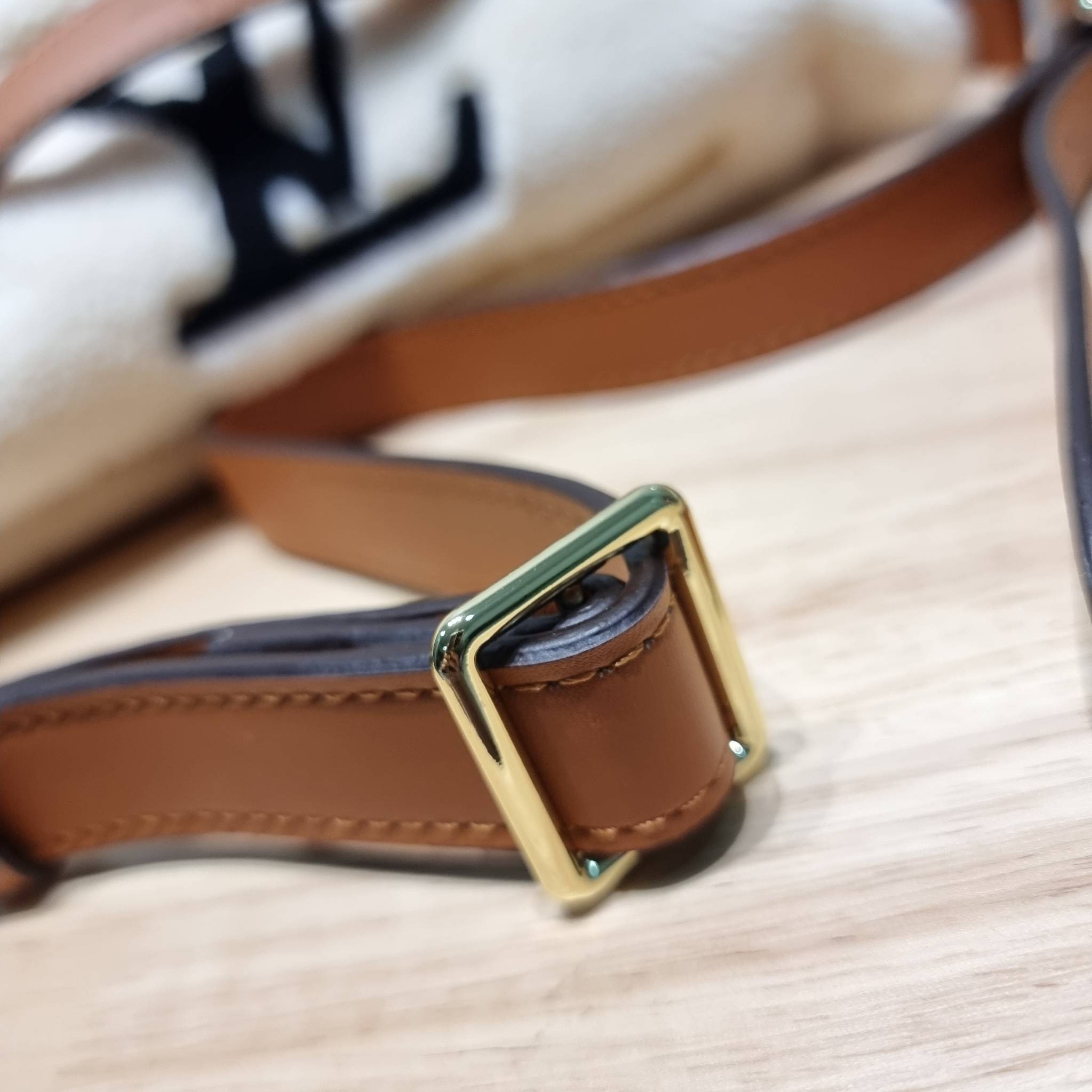 LV BUM BAG MONOGRAM TEDDY FLEECE / LV Teddy Limited Edition Bumbag ไอเท็มที่ต้องมี กับกระเป๋าคาดอก ดีไซน์เอกลักษณ์ โดดเด่นด้วยจัมโบ้ฟ้อนท์สีตัดกับตัวกระเป๋า เปิด-ปิดด้วยซิป ภายในเป็นช่องโล่ง โดยตัวกระเป๋าจะมีหูจับในตัว และสายสะพายที่สามารถปรับได้ตามตัว รุ