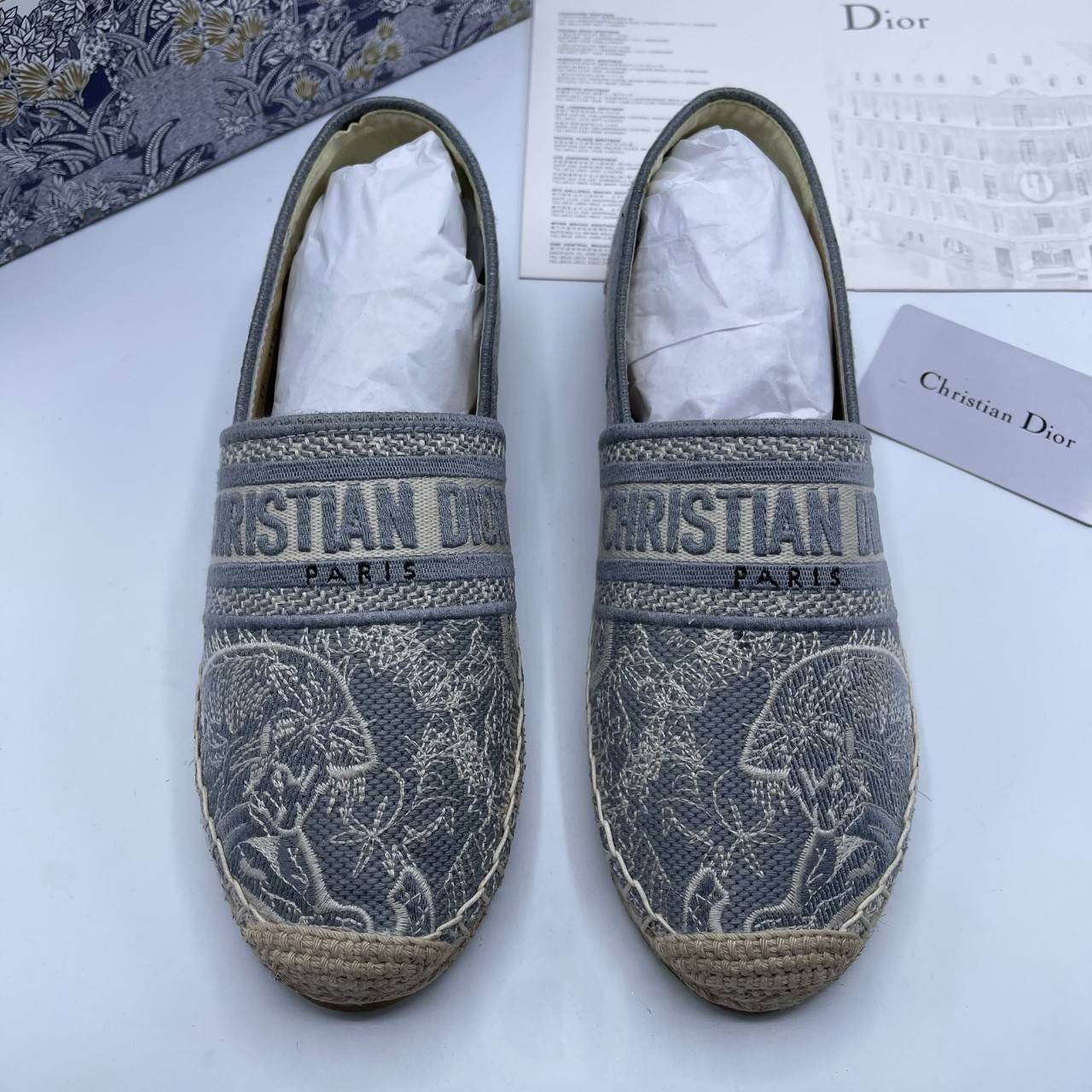DIOR GRANVILLE ESPADRILLE SS21 Oblique Embroidered Cotton รองเท้าที่เป็นเอกลักษณ์ ที่สุดแห่งความหรูหราที่ใช้งานได้ทุกวัน ตัดเย็บจากผ้าฝ้ายปักลาย ประดับด้วยรายละเอียดสวยงาม งานเกรดออริจินอล 1:1 เหมือนที่สุด มีเลข Code ภาพสินค้าถ่ายจากงานขายจริง ไม่โป๊ะแตกแ