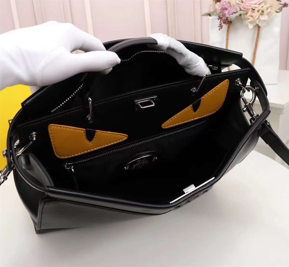 FENDI Monster Bag 36cm เกรดเทพออริจินอล กระเป๋ายอดนิยมของแบรนด์ ดีไซน์สวยเรียบหรูแฝงด้วยความเก๋ สามารถสะพายหรือถือ เหมาะสมกับวัยรุ่น สะดวกในการพกพาไม่ว่าสาว ๆ จะไปเที่ยวต่างจังหวัด ต่างประเทศหรือแม้กระทั่งทำกิจกรรมแอดเวนเจอร์ต่าง ๆ ก็ไม่ทำให้เกะกะแต่อย่าง