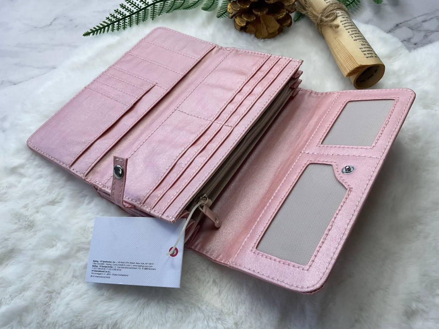 กระเป๋าสตางค์ยาว 3 พับตอน Kipling Brownie long tri-fold wallets กระเป๋าสตางค์ยาวแบบ3พับตอน วัสดุกันน้ำ เปิดปิดด้วยกระดุมแป๊ก มีช่องใส่ธนบัตรหลายช่อง ช่องเสียบการด์ได้ถึง13ช่องลายจุด และใส่รูปภาพได้อีก2ช่อง ช่องซิปใส่เหรียญ ช่องธนบัตร 3 ช่อง ที่จับหัวซิปปั